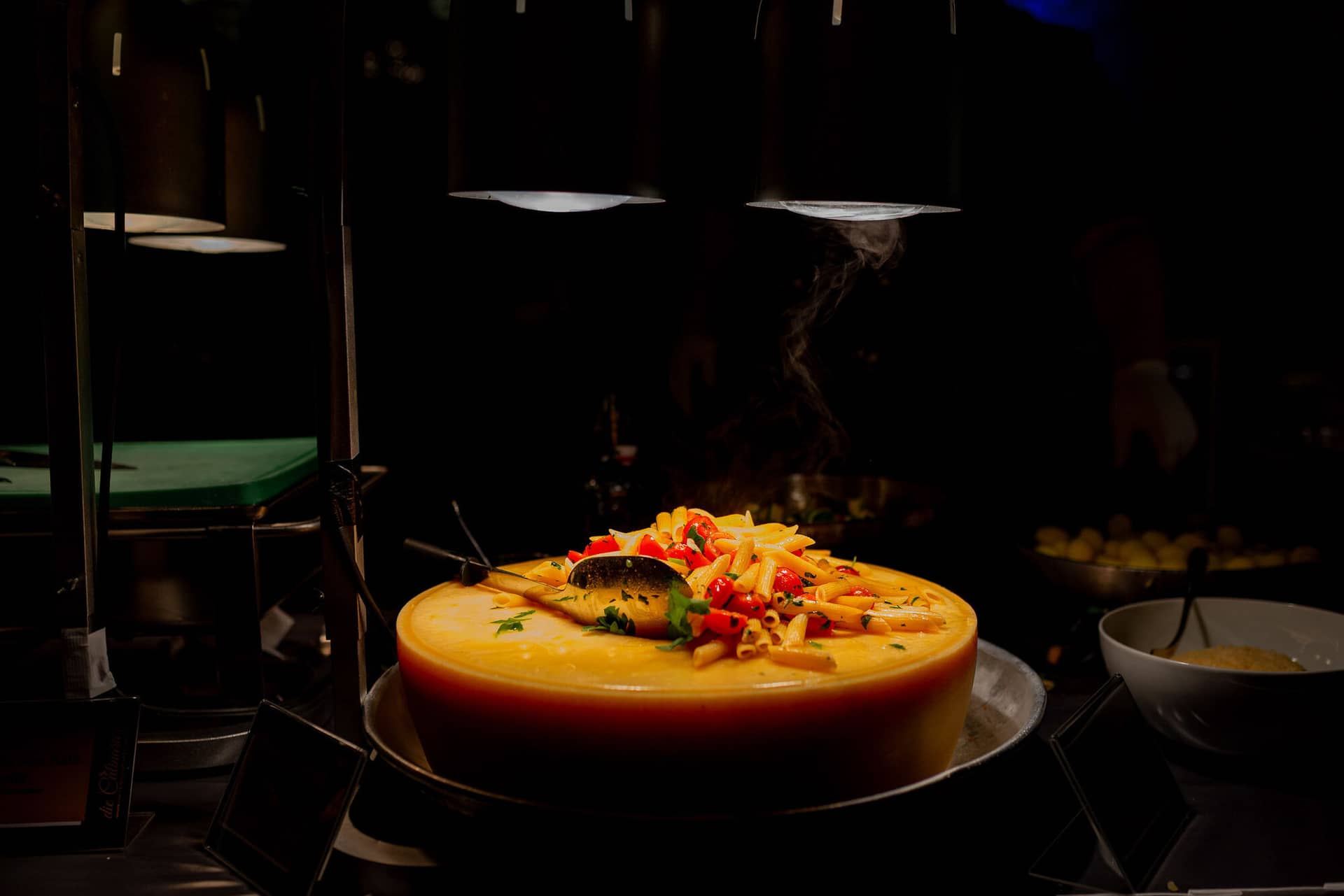 Anne Christian Hochzeitsfotograf Birkenheide Grosskarlbach Bissersheim 00038.VW2b6o94 Gelbe Pasta-Vorspeise mit Tomaten und Basilikum auf eleganter Servierplatte beim Hochzeitsmenü