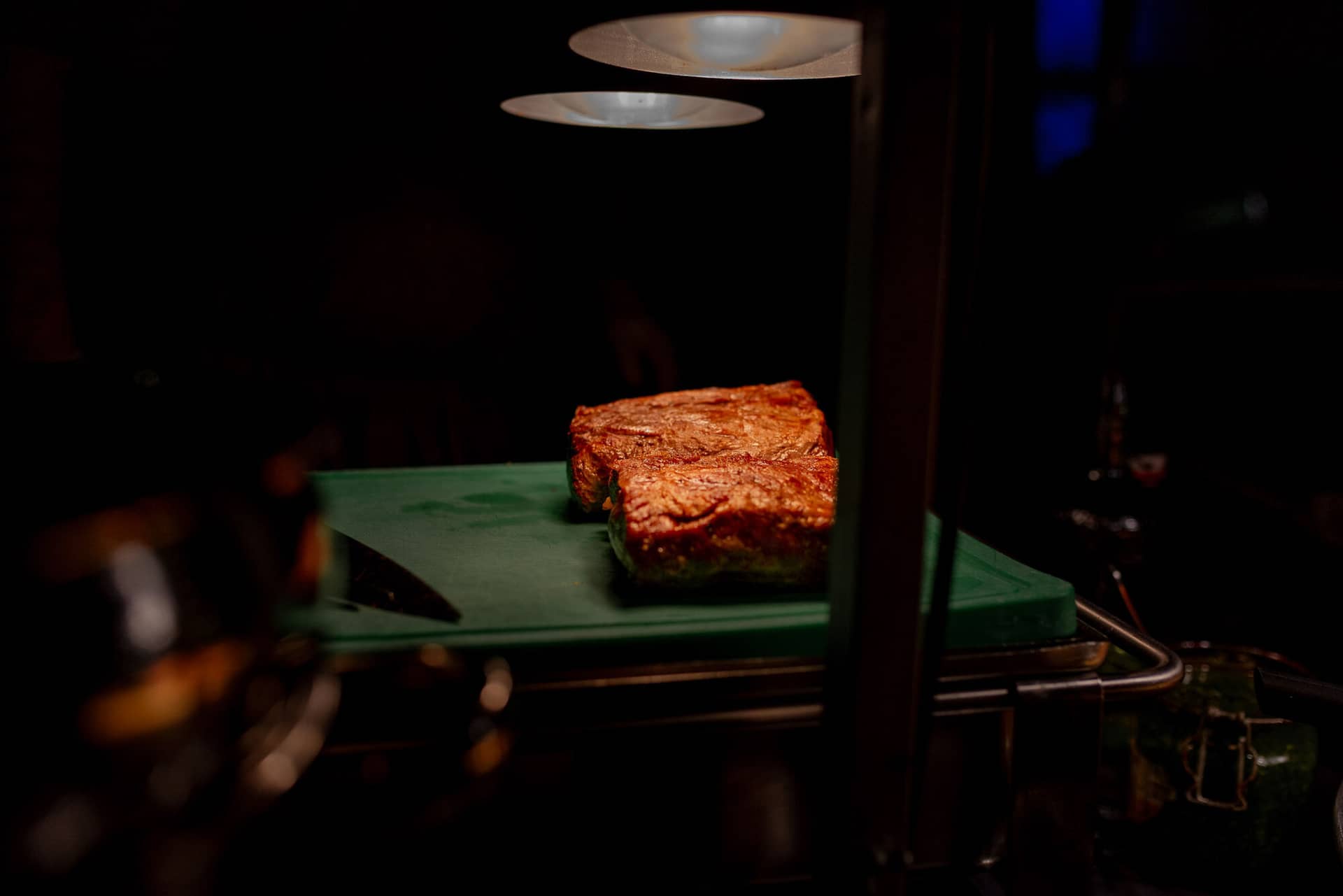 Anne Christian Hochzeitsfotograf Birkenheide Grosskarlbach Bissersheim 00039.KznpZgwk Zartes Rindfleisch auf grüner Unterlage, perfekt angerichtet unter Scheinwerferlicht beim Hochzeitsmenü