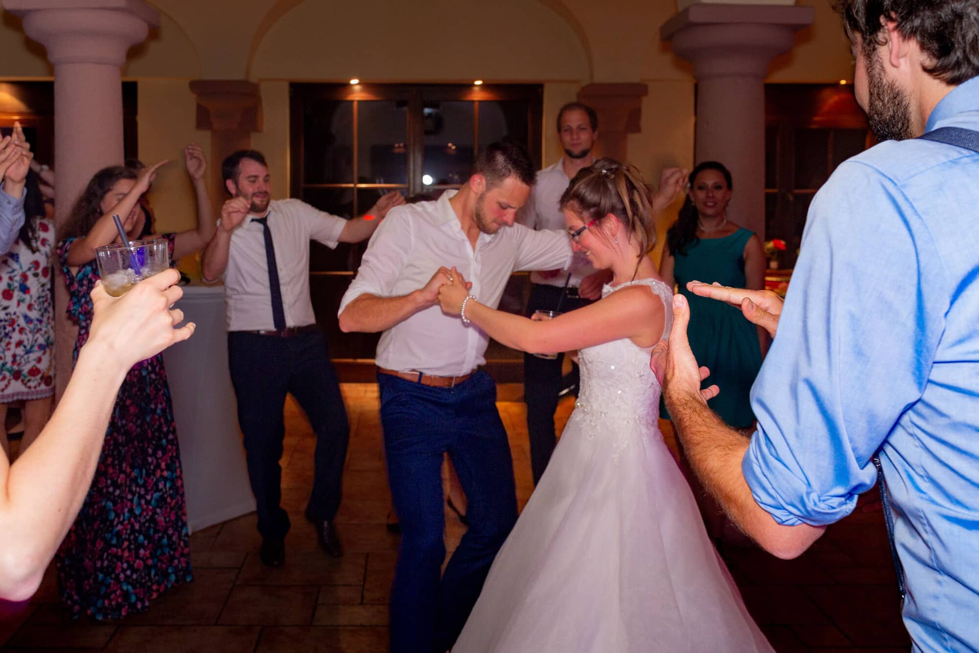 Anne Christian Hochzeitsfotograf Birkenheide Grosskarlbach Bissersheim 00047.BE5k6dwQ Bräutigam tanzt zärtlich mit seiner Braut im weißen Kleid auf der Hochzeitstanzfläche