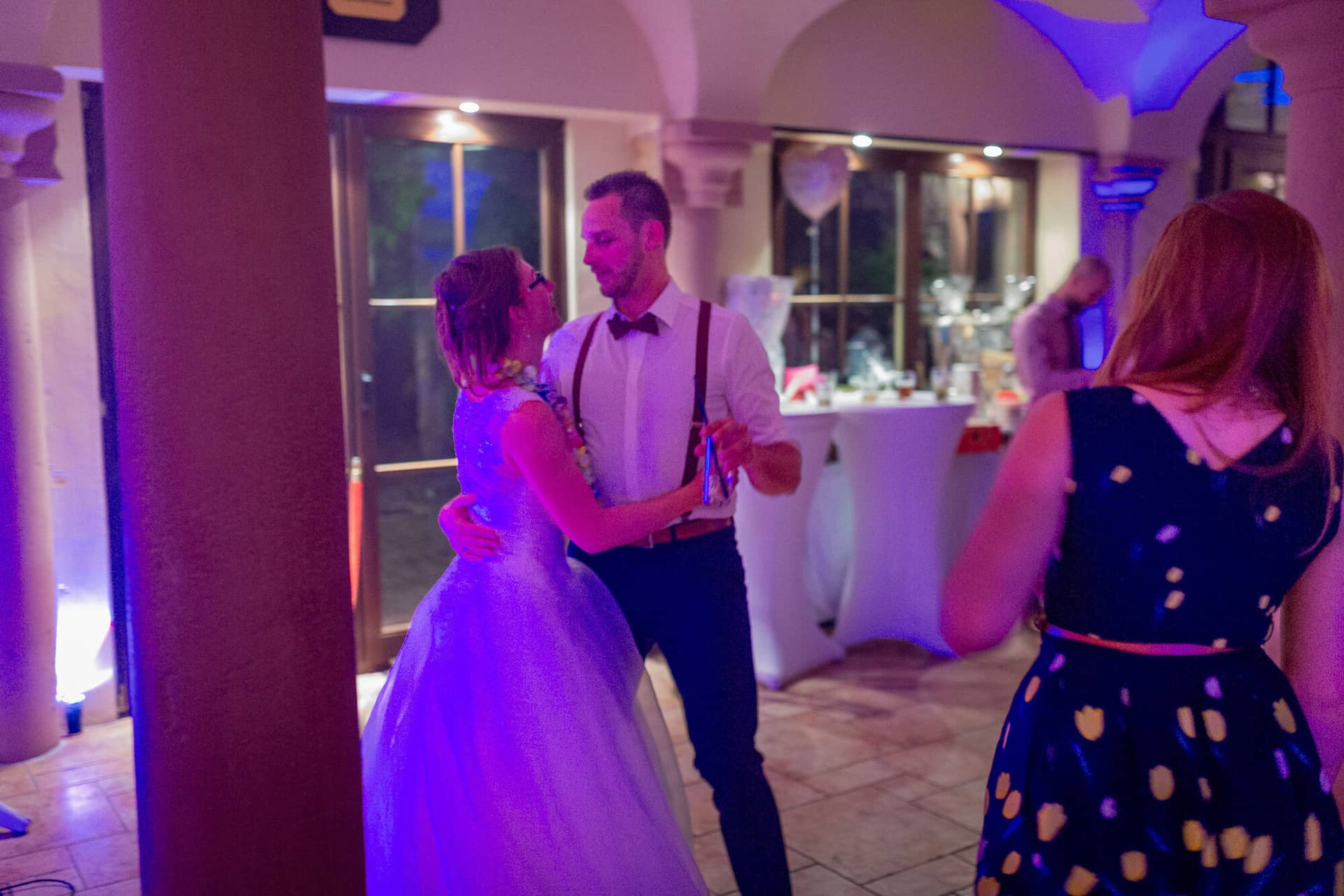 Anne Christian Hochzeitsfotograf Birkenheide Grosskarlbach Bissersheim 00049.N0oURJaY Bräutigam küsst seine Braut innig beim Tanz unter blauem Scheinwerferlicht auf der Tanzfläche