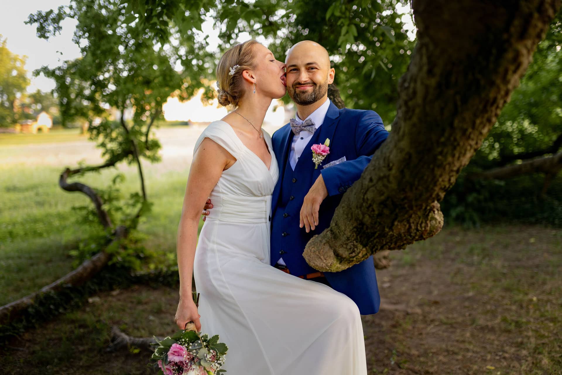 Schlossgarten Worms Herrnsheim 4K8A7967 Hochzeitsfotograf.HQ3CJCS6 Romantisches Bild eines Brautpaars im Schlossgarten Worms, aufgenommen von einem Hochzeitsfotografen.