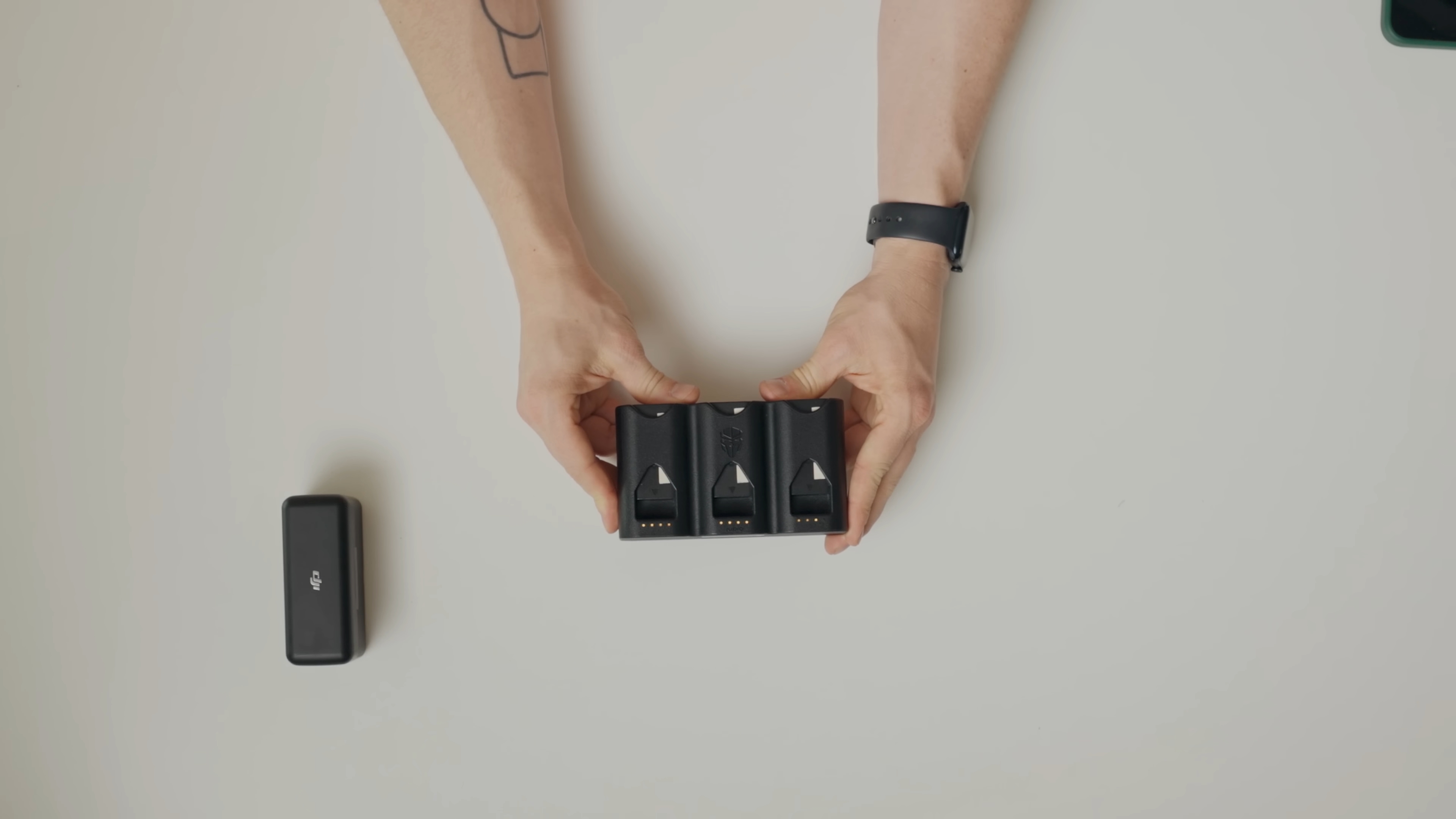 akkuhalter_und_akkulader_in_der_hand