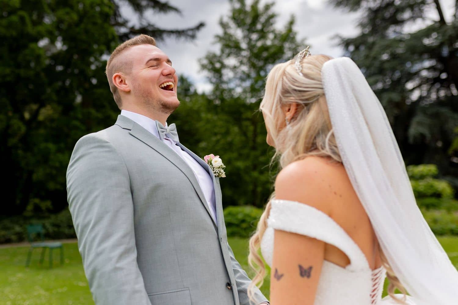 Brautpaarshooting Weinheim Schlossgarten Heidelberg Freie Trauung 4K8A5592 Ff26d148 1500.3hlQVMPe Bräutigam lacht herzlich in die Kamera, Braut mit langen blonden Haaren und Schleier neben ihm