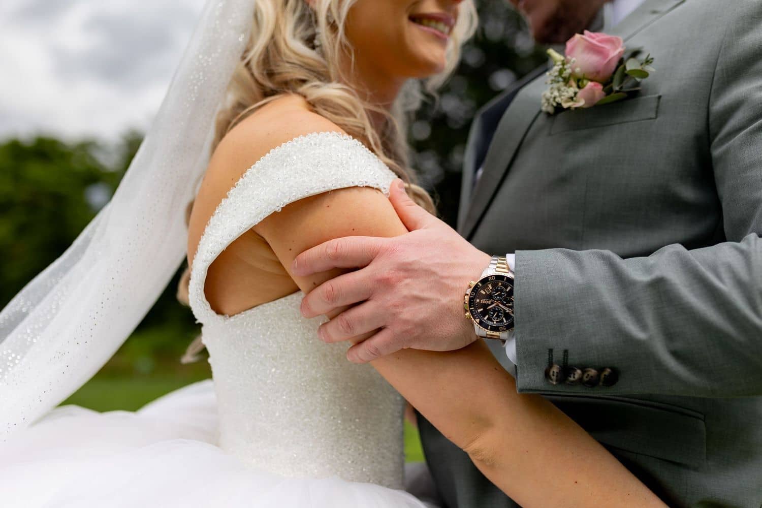 Brautpaarshooting Weinheim Schlossgarten Heidelberg Freie Trauung 4K8A5679 Ac5415ab 1500.BcR8vSRQ Bräutigam umarmt Braut lächelnd, beide entspannt auf der grünen Wiese des Hermannshofs