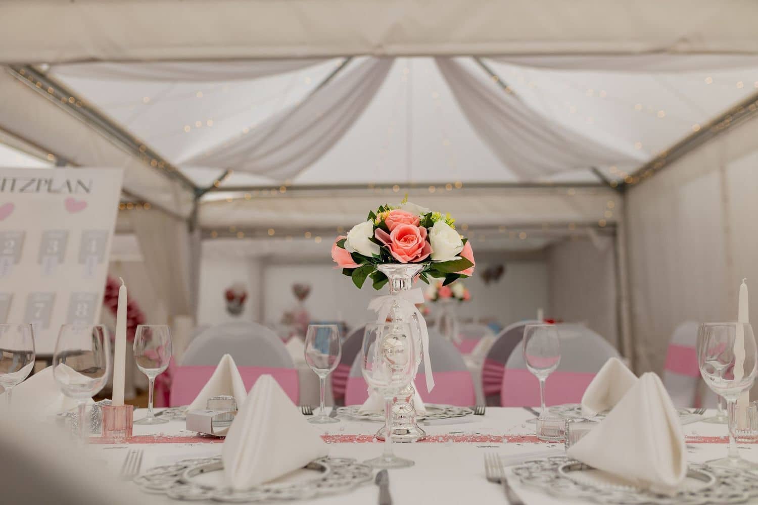 Brautpaarshooting Weinheim Schlossgarten Heidelberg Freie Trauung 4K8A7910 B74504b6 1500.8SuHe0NQ Elegant gedeckter Tisch im weißen Festzelt mit rosa Sesseln und weißen Blumenarrangements