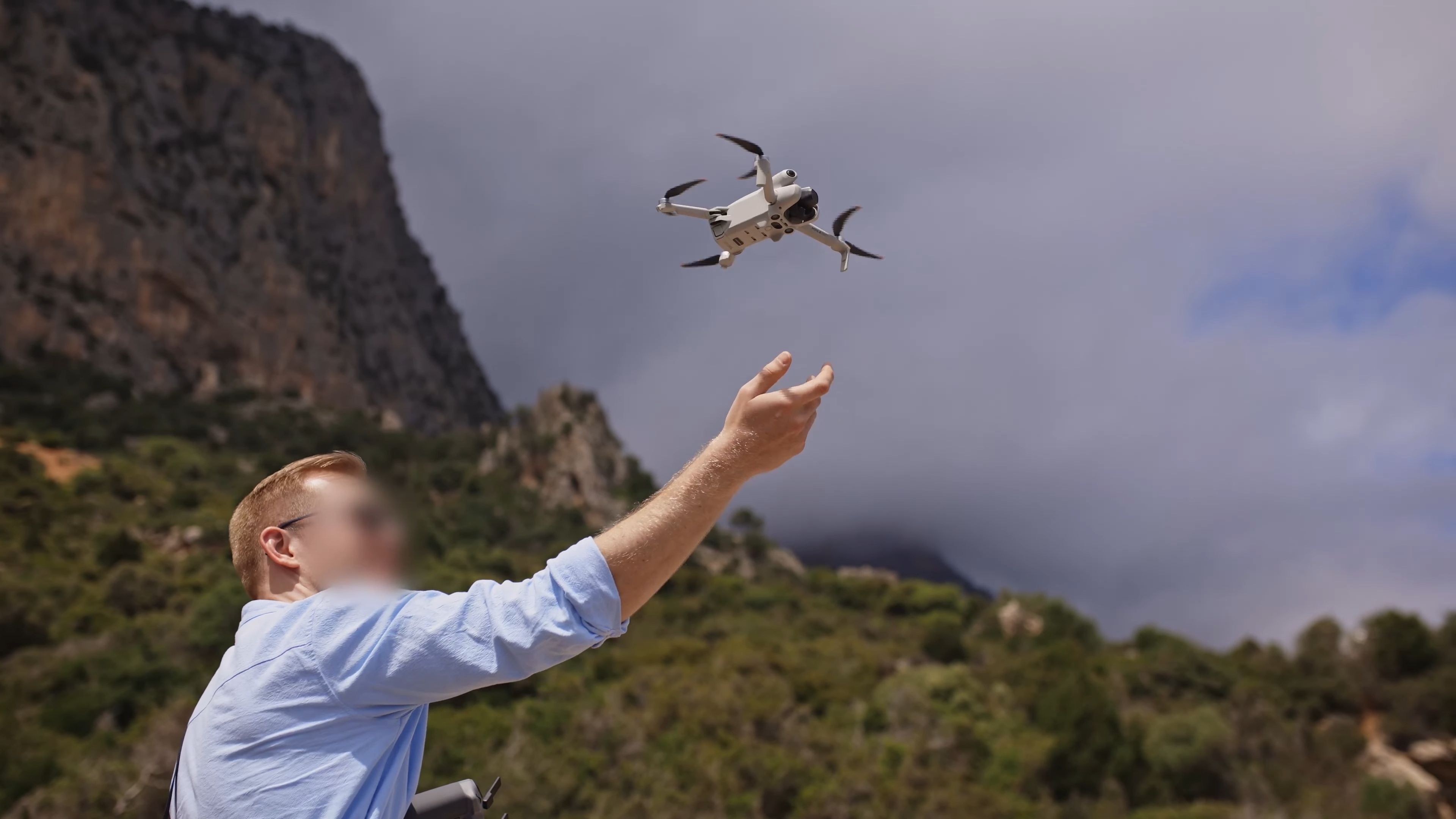 drohne_fliegt_ueber_kuestenlinie_sardiniens