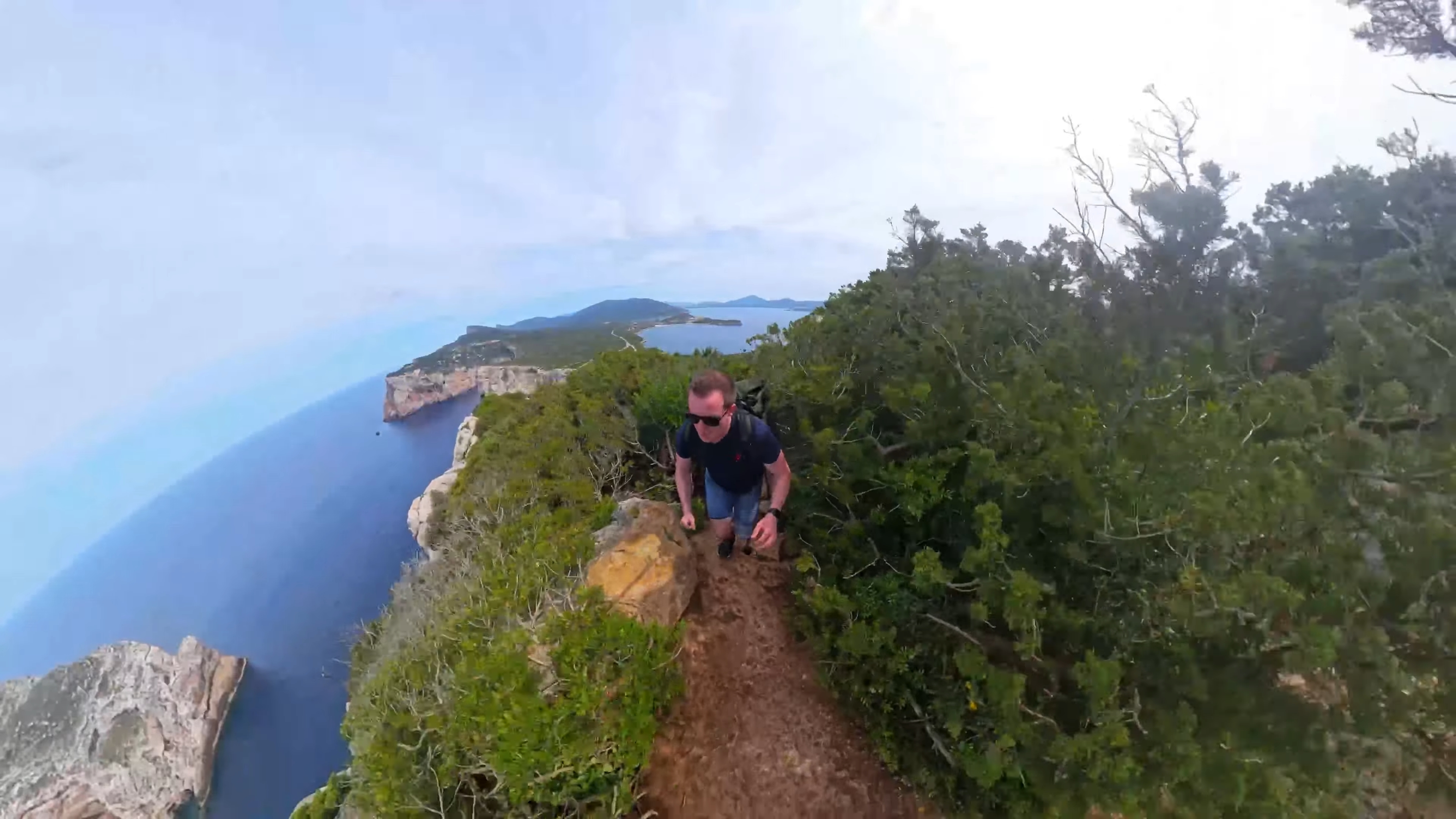 felsenstrand-klettern-fuer-versteckte-fotomotive