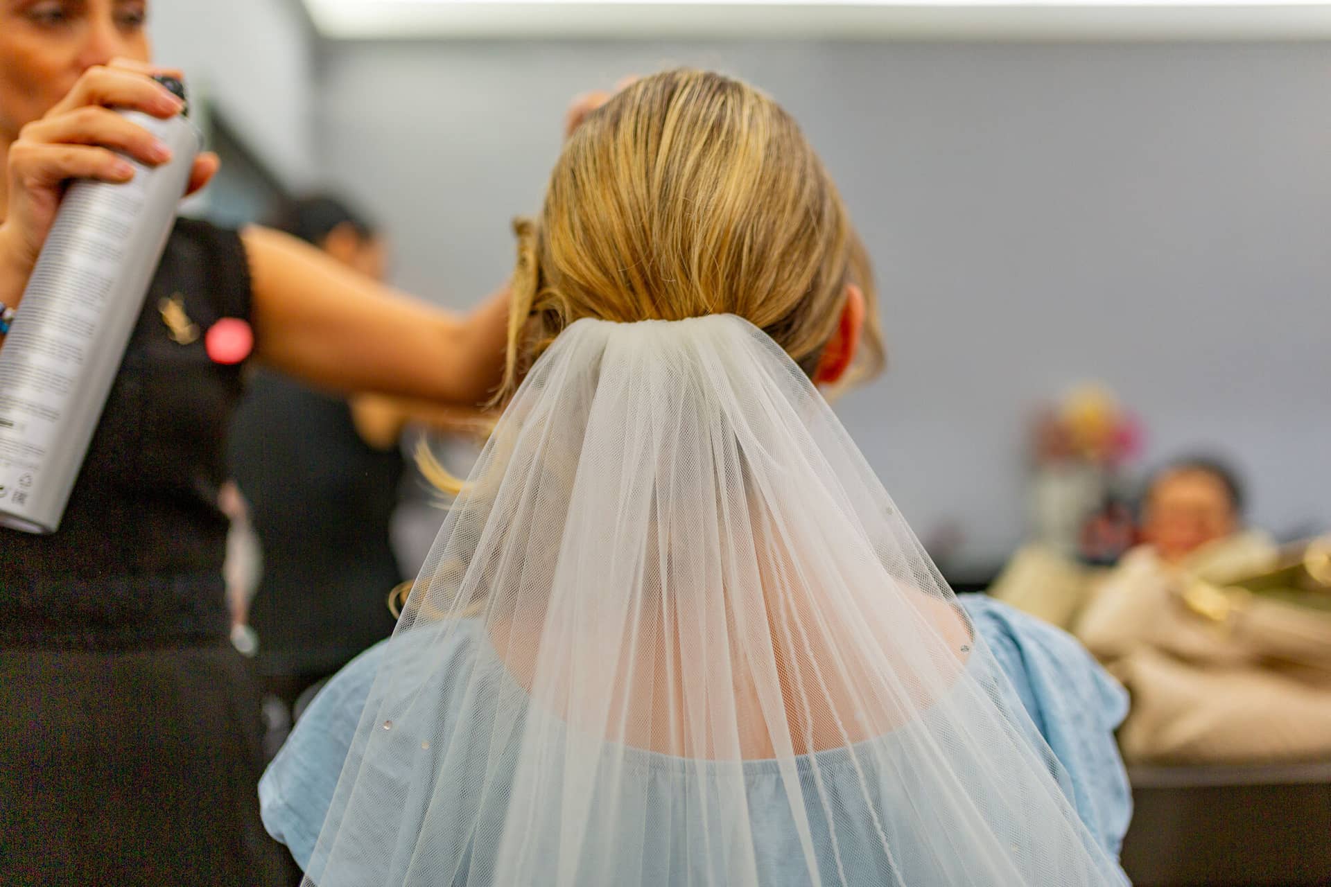 Heiraten Mannheim Hofgut Hohenstein Lauertal Reza Sharin Auferstehungskirche IMG 2420.T8 9w4NS Braut beim Getting Ready Friseur Reza Shari Mannheim