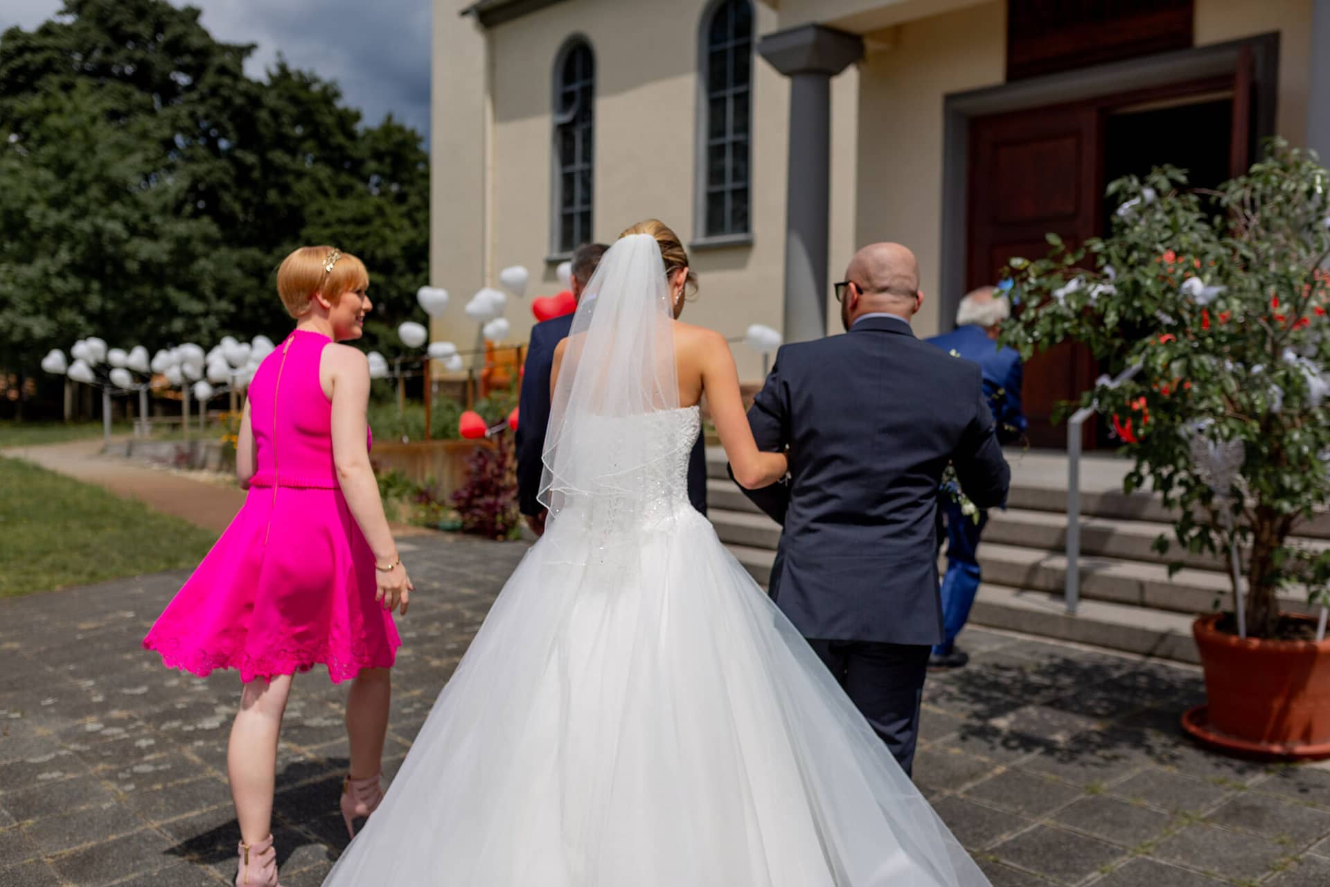 Heiraten Mannheim Hofgut Hohenstein Lauertal Reza Sharin Auferstehungskirche IMG 2665.CljLsMbu Brautpaar beim Auszug aus der Auferstehungskirche Mannheim