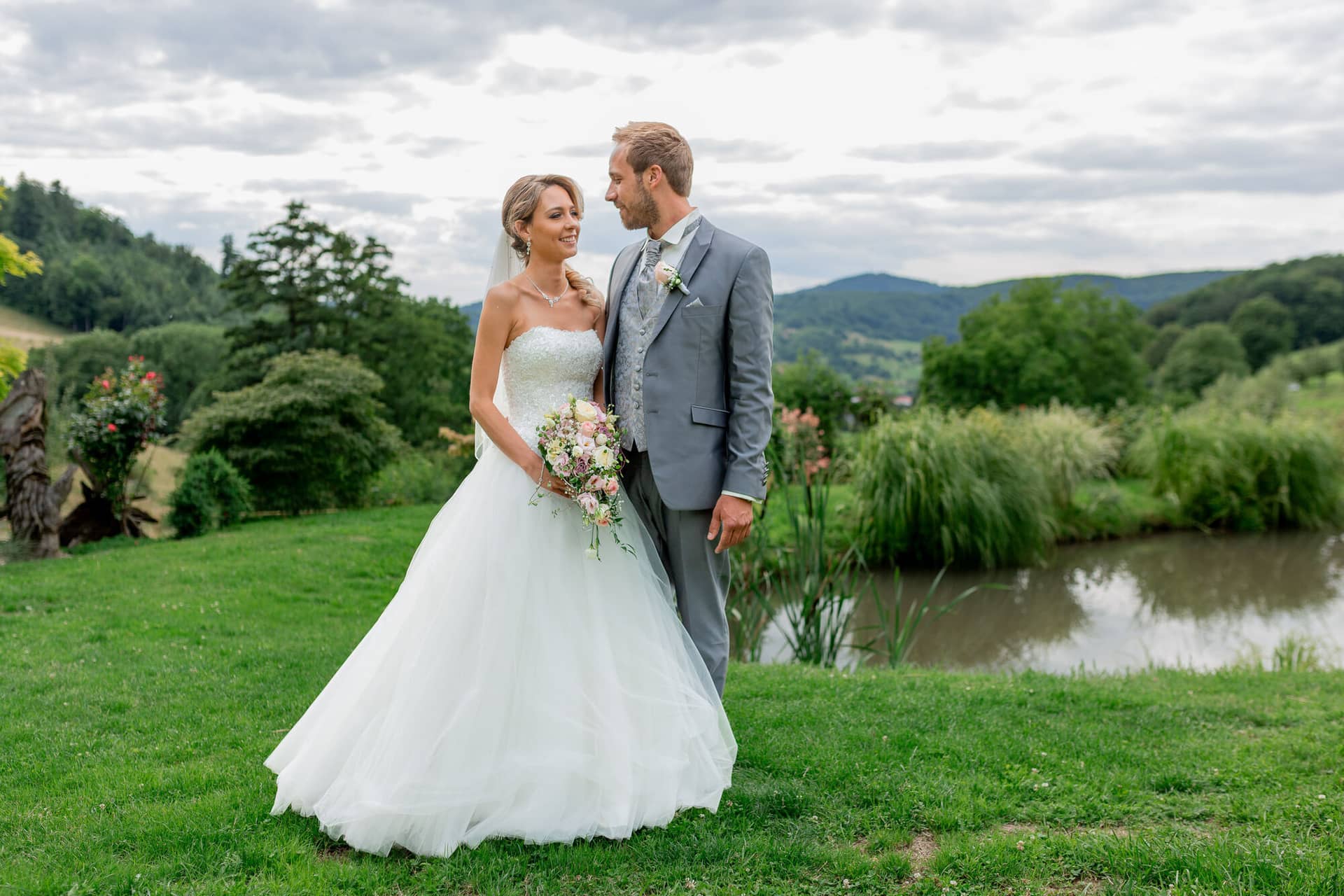 Heiraten Mannheim Hofgut Hohenstein Lauertal Reza Sharin Auferstehungskirche IMG 3286.DfybMkCK Ausgelassene Partystimmung Hochzeitsfeier Hofgut Hohenstein grünes Licht