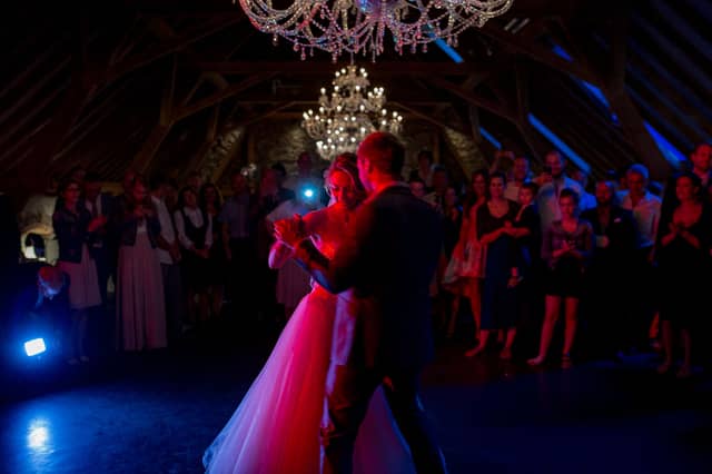 Heiraten Mannheim Hofgut Hohenstein Lauertal Reza Sharin Auferstehungskirche IMG 4115.Bg86P6VR Hochzeitsfotograf in Mannheim – Brautpaar beim Eröffnungstanz im Heuboden des Hofgut Hohenstein