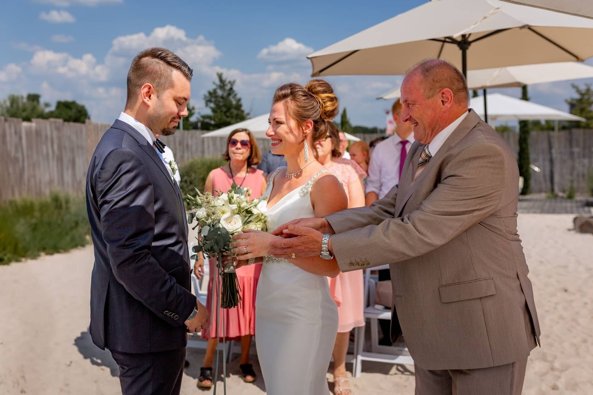 Hochzeit Schwetzingen Hochzeitsfotograf Heiraten Miio MK3 7267.ClHui8z7 Vater übergibt Tochter dem Bräutigam, alle Hände werden zusammengelegt – ein tief emotionaler Moment