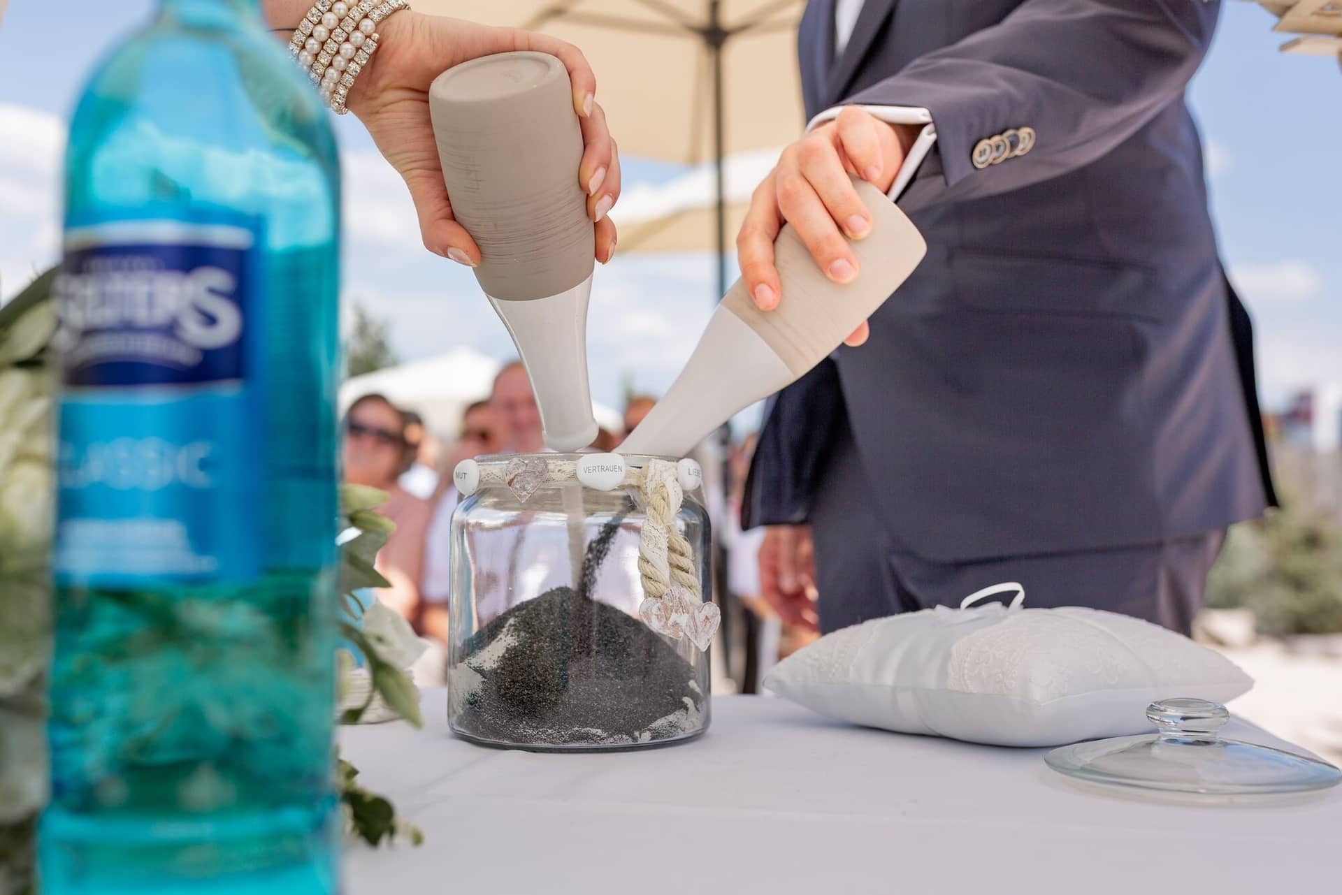 Hochzeit Schwetzingen Hochzeitsfotograf Heiraten Miio MK3 7590.CucjYeK3 Vater der Braut vollzieht die Sandzeremonie und gießt Sand in eine Glasvase mit Anker-Symbol