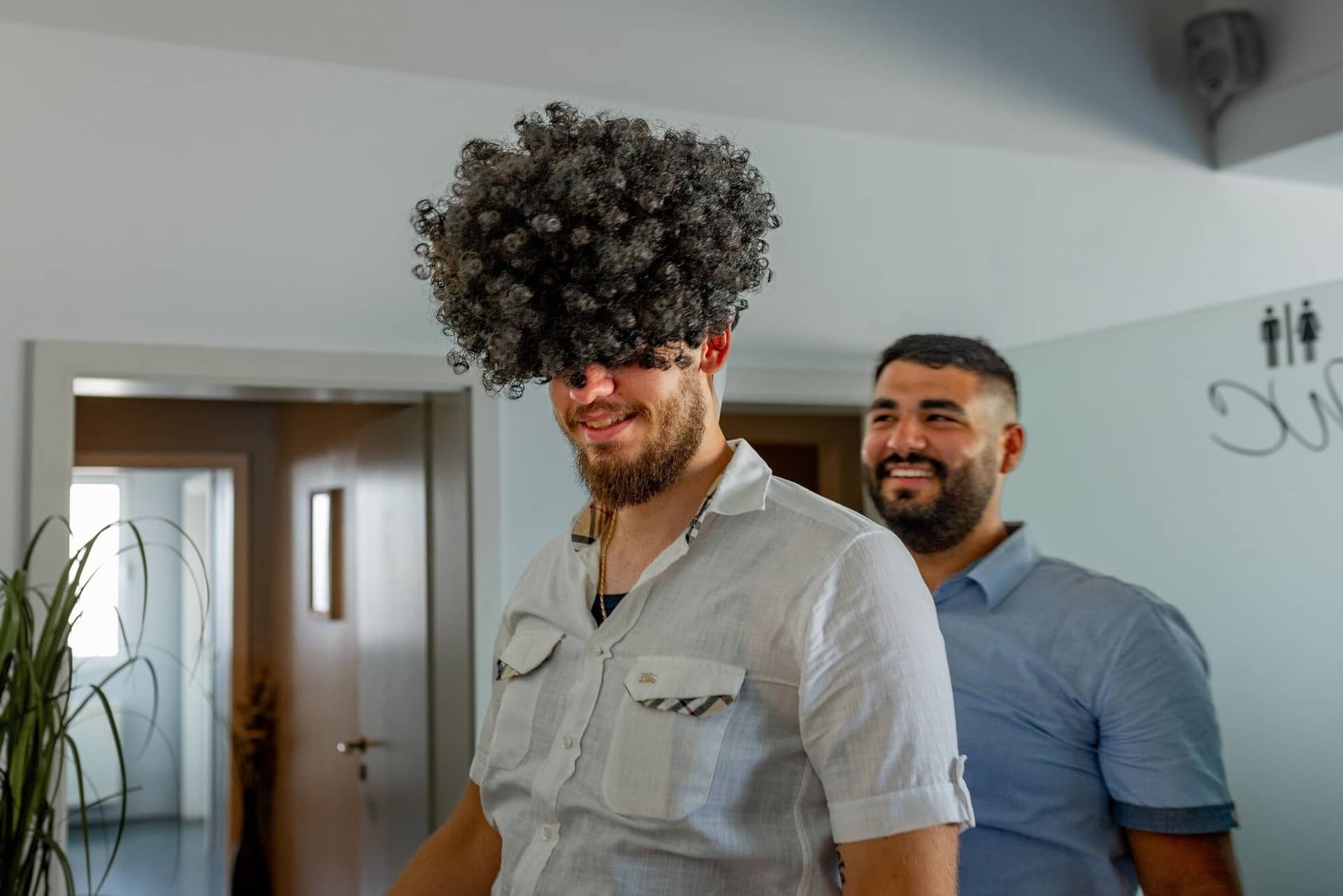 Hochzeit Schwetzingen Hochzeitsfotograf Heiraten Miio MK3 8468.BiXhpfVY Bräutigam bei einem lustigen Spaßfoto mit Freunden – Hochzeit ist auch Zeit für gute Laune