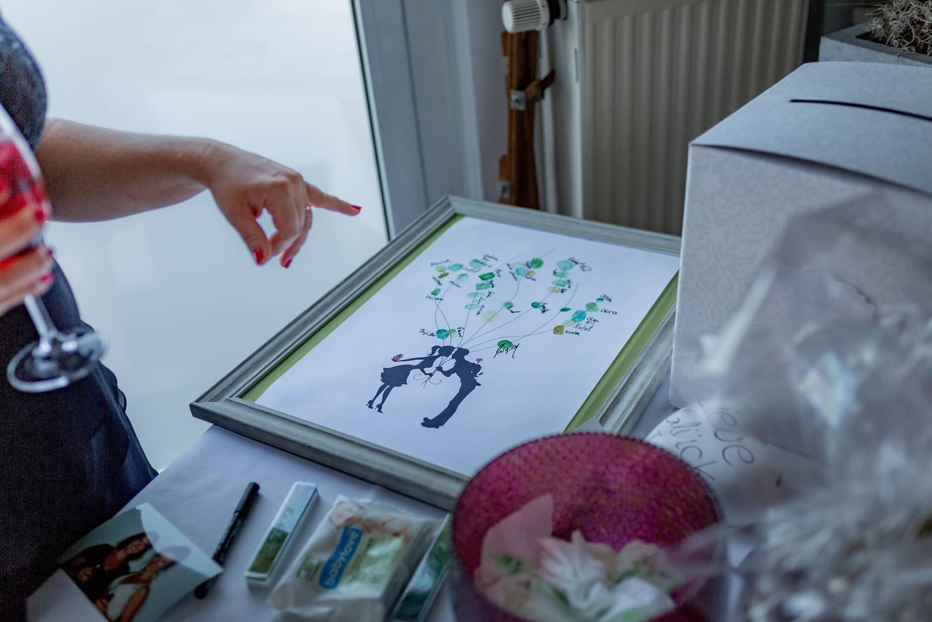 Hochzeit Schwetzingen Hochzeitsfotograf Heiraten Miio MK3 8482.IdOZlVOw Dekorations-Detail: Silhouette-Portrait des Brautpaares im Rahmen mit Pfeilen für Gästewünsche