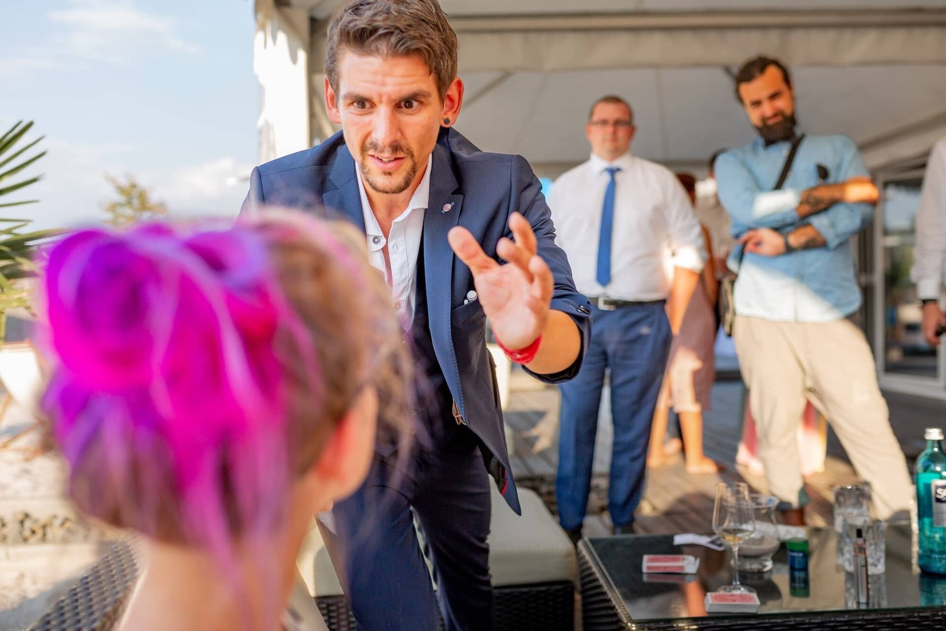 Hochzeit Schwetzingen Hochzeitsfotograf Heiraten Miio MK3 8545.Da6twZME Ausgelassene Stimmung unter den Gästen auf der Terrasse beim Hochzeitsempfang
