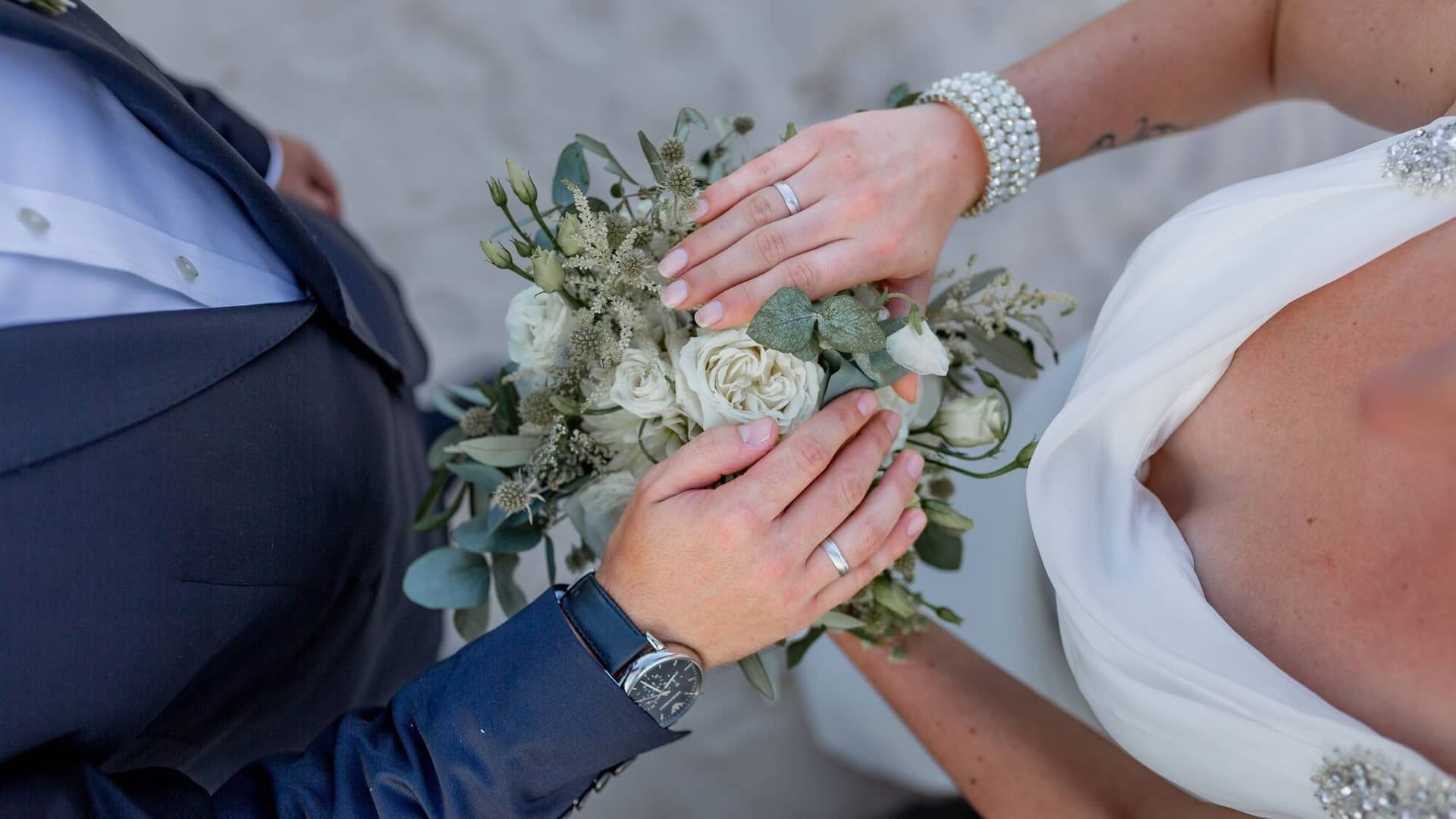Hochzeit Schwetzingen Hochzeitsfotograf Heiraten Miio MK3 8729.Mt6ghvJ8 Nahaufnahme der verschränkten Hände des Brautpaares mit Blumenstrauß und den Eheringen