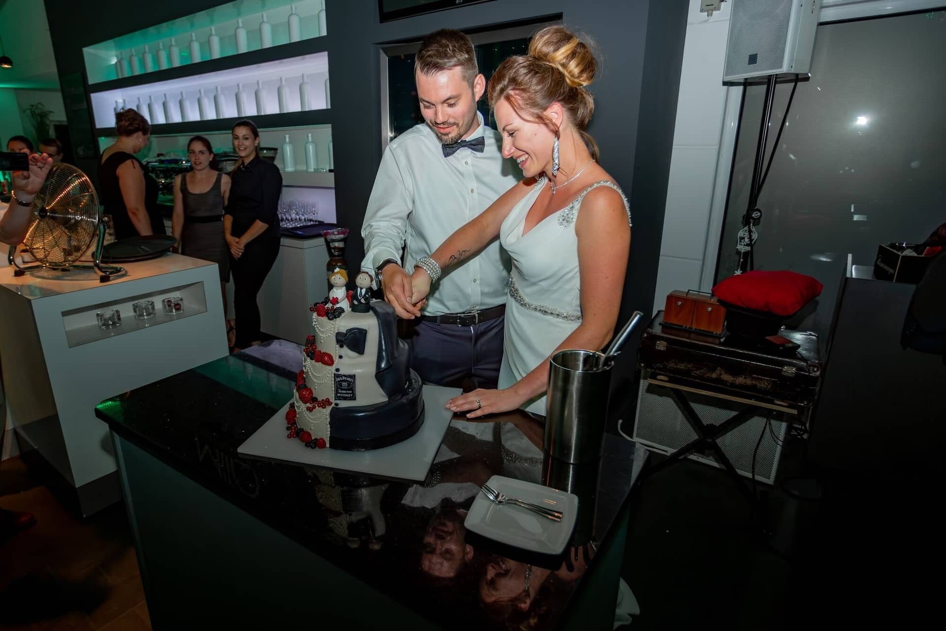 Hochzeit Schwetzingen Hochzeitsfotograf Heiraten Miio MK3 9036 Verbessert RR.B69fa 6x Brautpaar schneidet gemeinsam die außergewöhnliche Hochzeitstorte mit Jack-Daniel's-Motiv an
