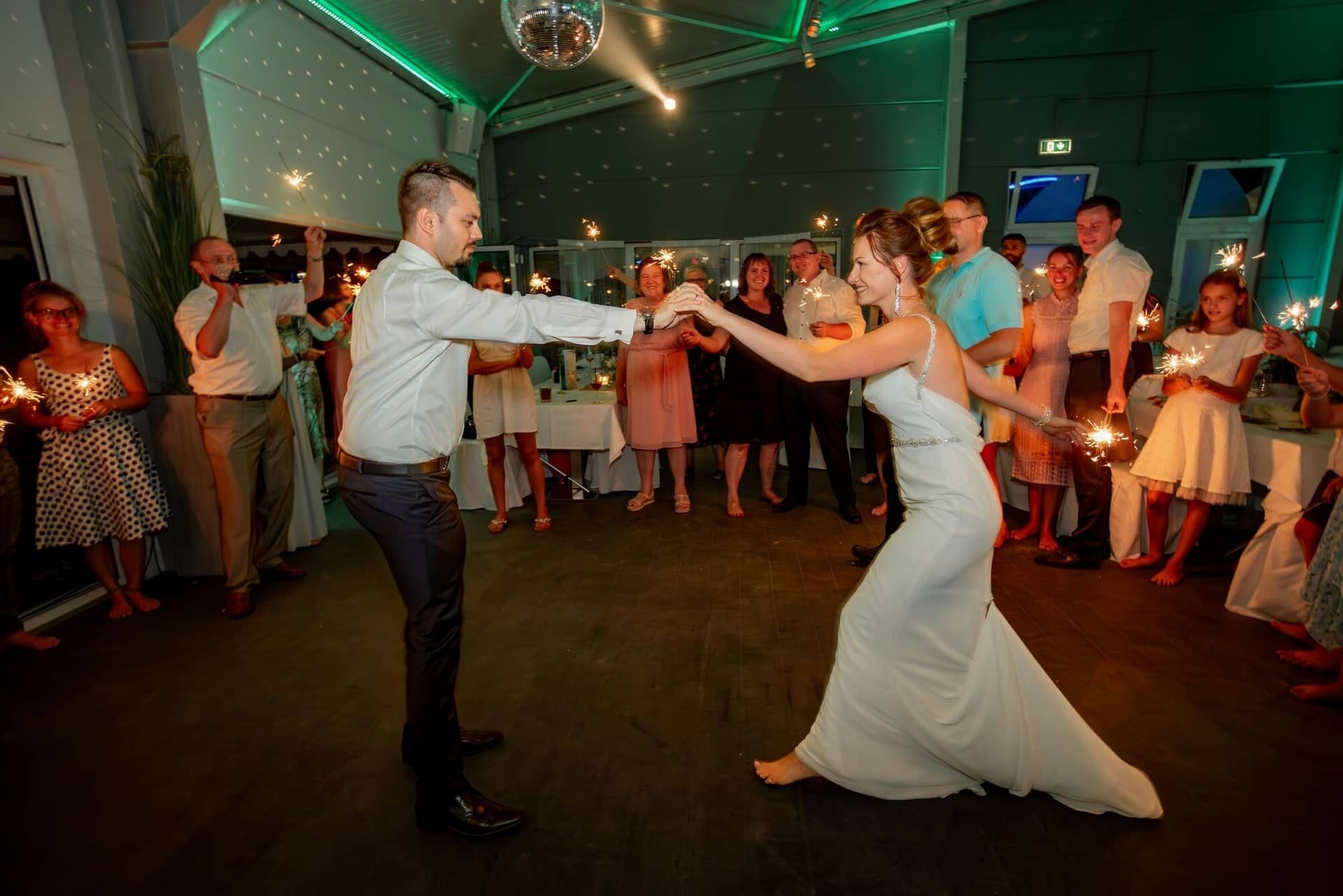 Hochzeit Schwetzingen Hochzeitsfotograf Heiraten Miio MK3 9122 Verbessert RR.BiEhLgo8 Bräutigam fängt seine tanzende Braut in den Armen, Wunderkerzen funkeln strahlend um sie herum