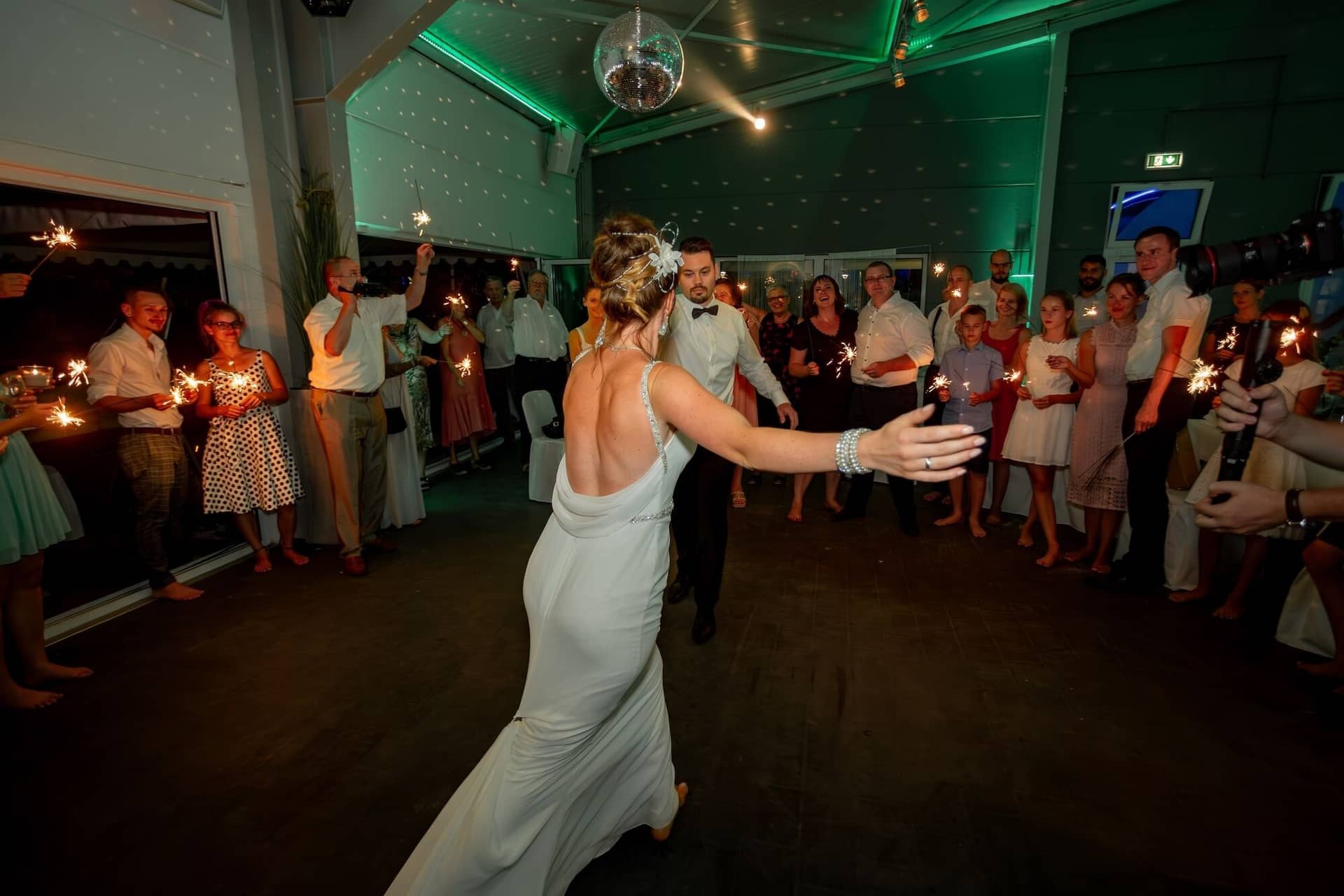 Hochzeit Schwetzingen Hochzeitsfotograf Heiraten Miio MK3 9143 Verbessert RR.C08LZkC3 Brautpaar tanzt in der Mitte der jubelnden Gäste mit Wunderkerzen, Discoball und grünem Partylicht