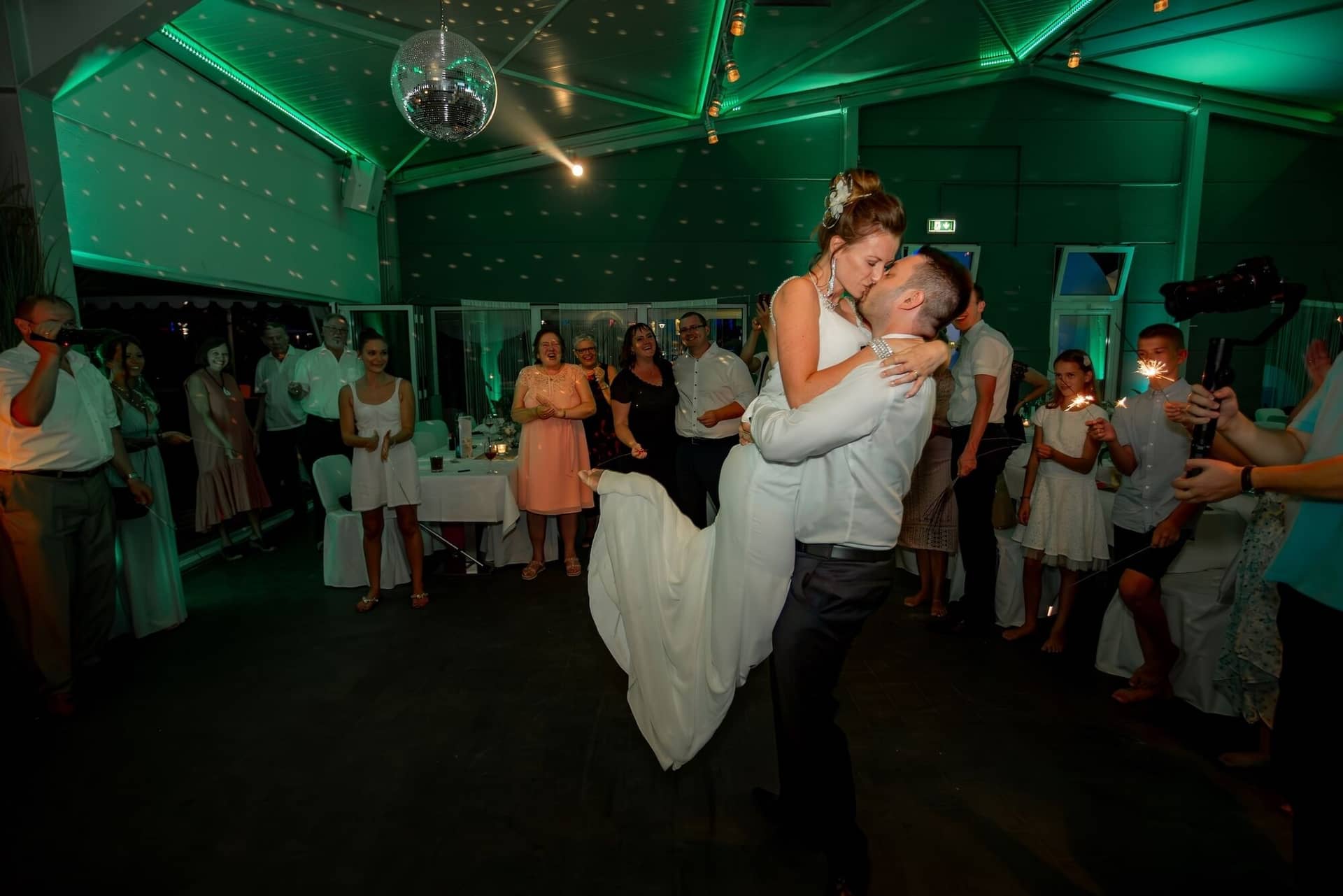 Hochzeit Schwetzingen Hochzeitsfotograf Heiraten Miio MK3 9159 Verbessert RR.BDBd42ZB Bräutigam hebt seine Braut jubelnd in die Luft beim Tanz, Gäste ringsum mit Wunderkerzen