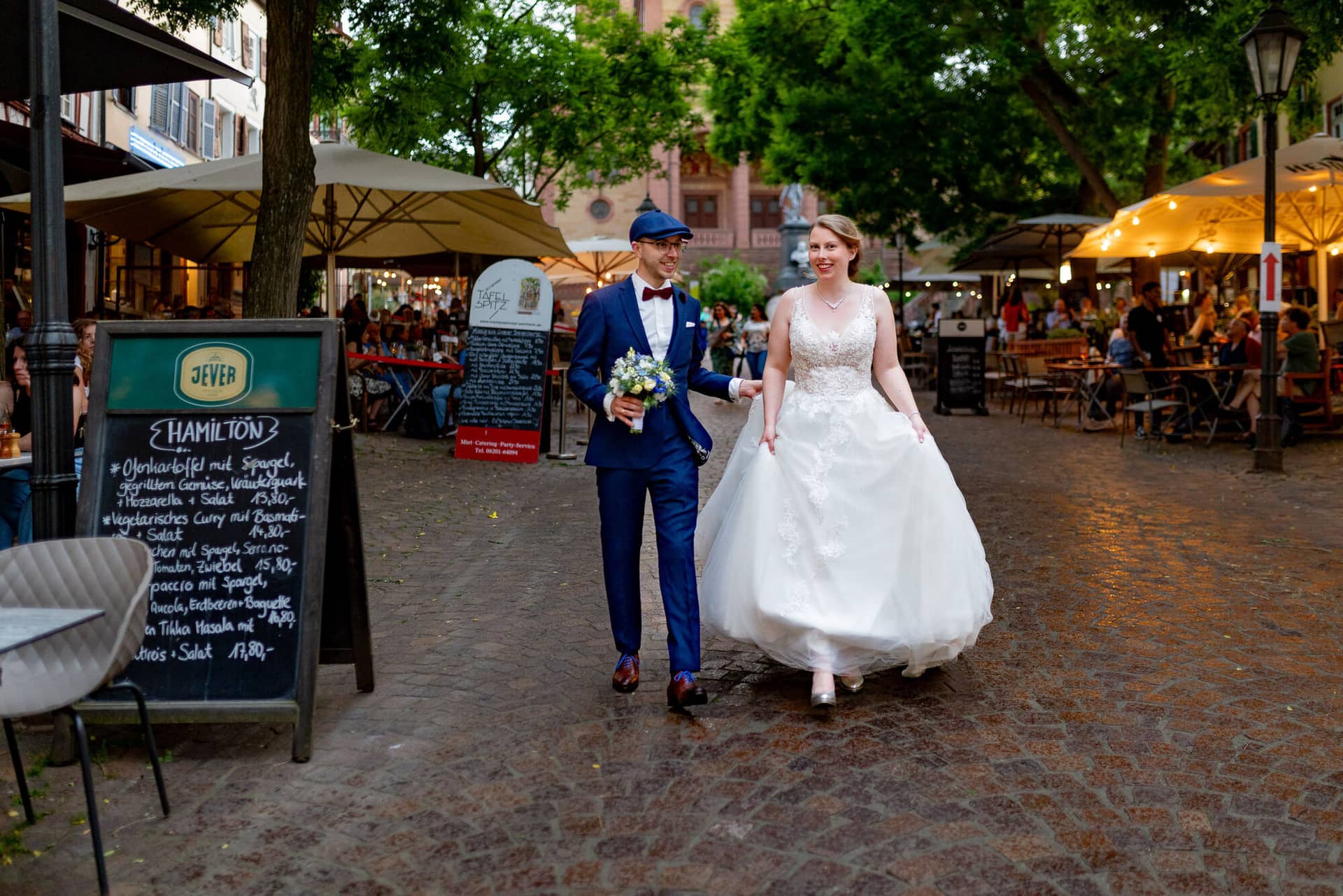 Hochzeit Weinheim Brautpaarshooting Altstadt Spaziergang.Sth1dRMO Hochzeitsfotograf in Weinheim: Paar in der historischen Ulner Kapelle.