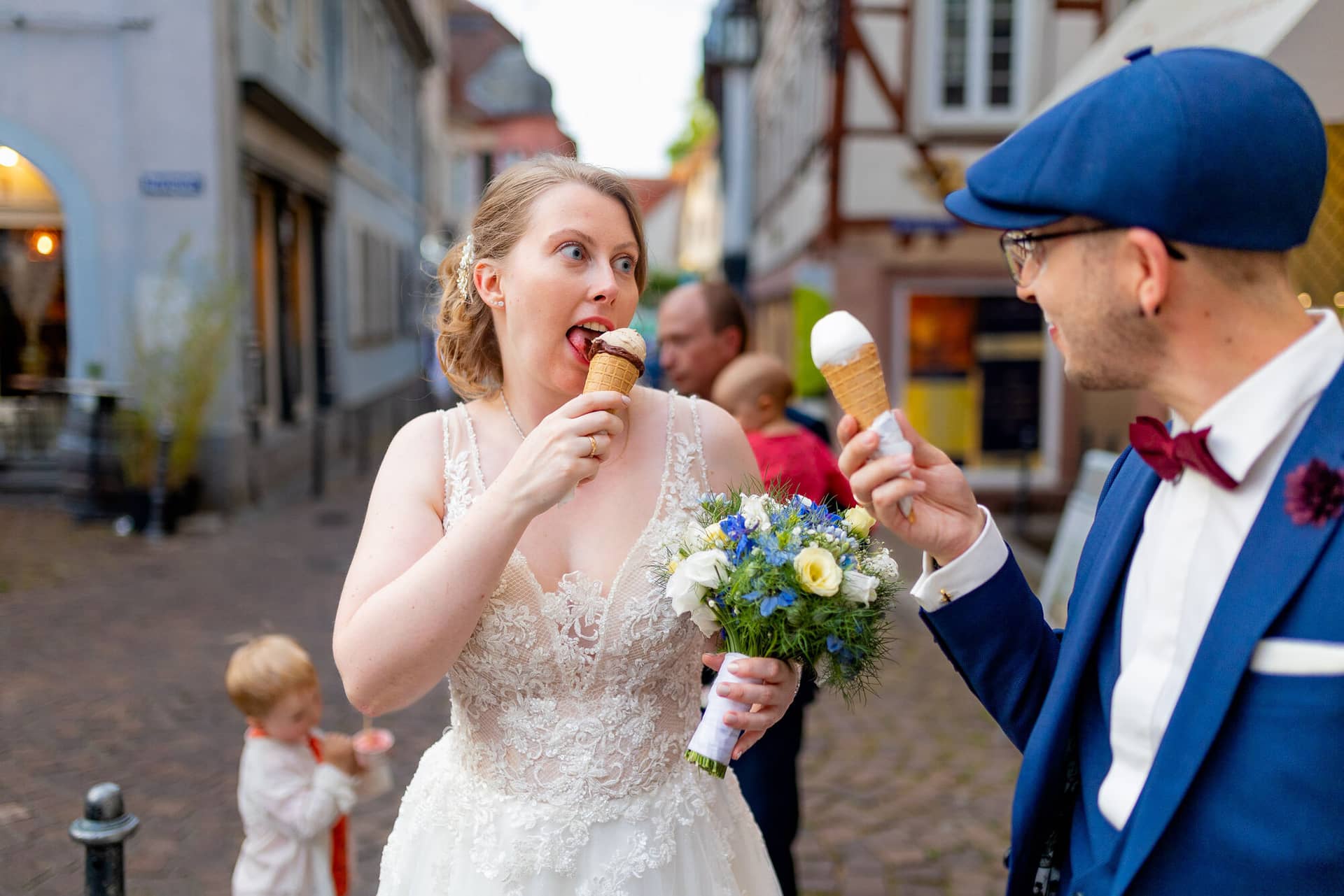 Hochzeit Weinheim Brautpaarshooting Eis Essen.BQPlcvLp Sandra und Dominic essen entspannt ein Eis nach dem Brautpaarshooting in Weinheim