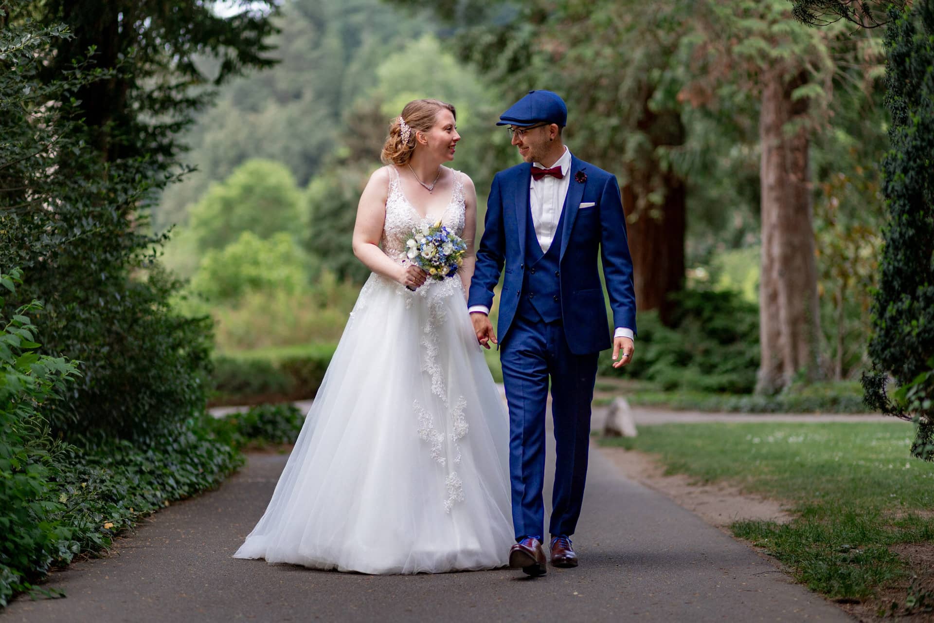 Hochzeit Weinheim Brautpaarshooting Schlosspark Abendlicht 2.H1aJUsW1 Brautpaar Sandra und Dominic im warmen Licht unter alten Bäumen im Schlosspark Weinheim
