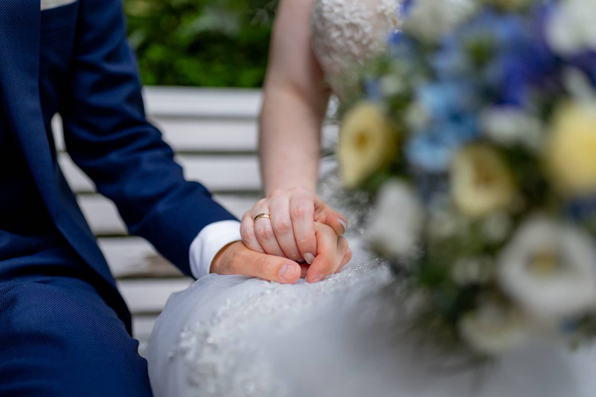 Hochzeit Weinheim Brautpaarshooting Schlosspark Allee.CsITadzX Sandra und Dominic spazieren Hand in Hand durch die Allee im Schlosspark Weinheim