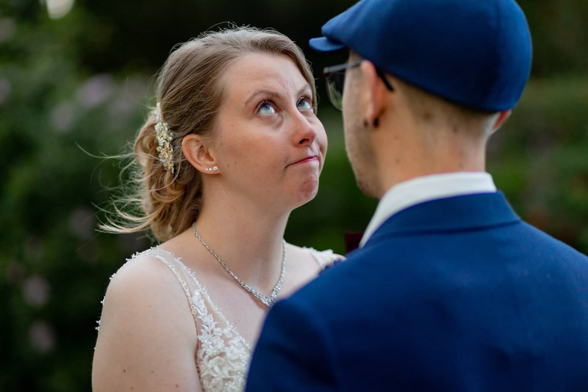Hochzeit Weinheim Brautpaarshooting Schlosspark Baeume.BGR9F4Xb Brautpaar Sandra und Dominic unter alten Bäumen im Schlosspark Weinheim