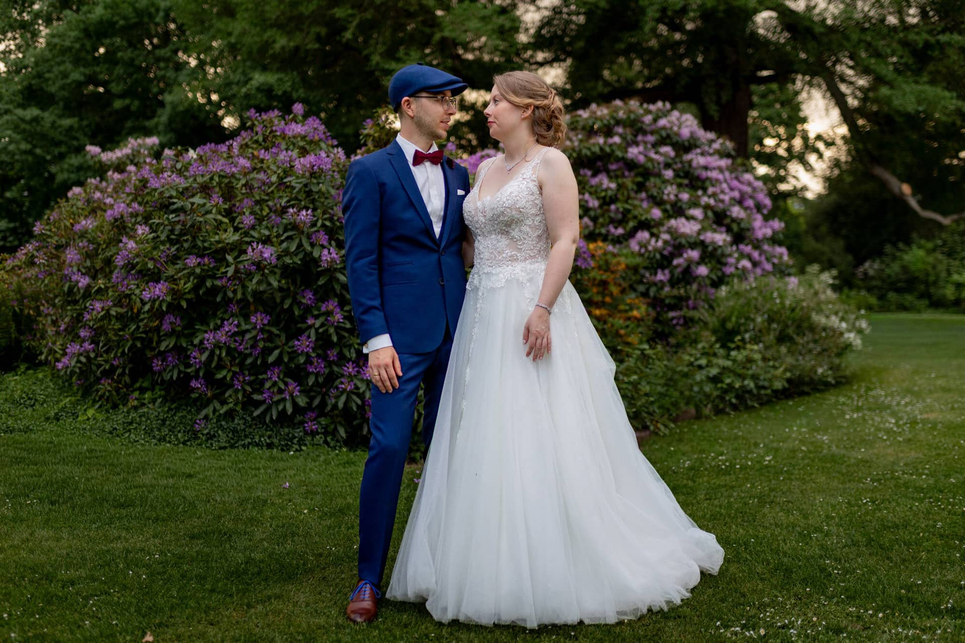 Hochzeit Weinheim Brautpaarshooting Schlosspark Romantisch.WAS5G4G3 Romantisches Brautpaarfoto von Sandra und Dominic im Schlosspark Weinheim