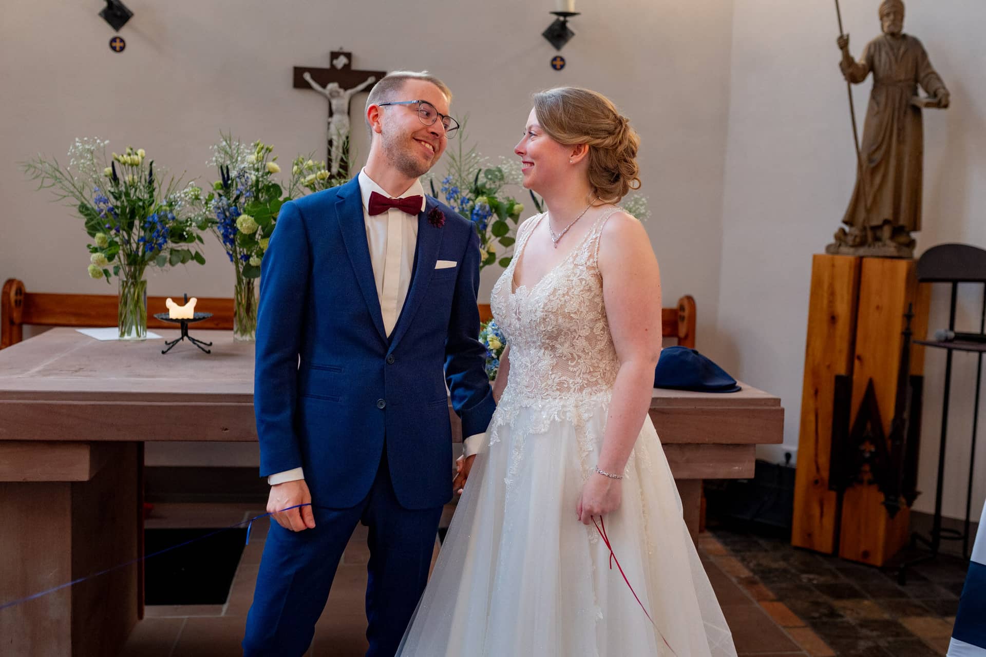 Hochzeit Weinheim Trauung Ulner Kapelle Auszug.C8O1151g Auszug des Brautpaares aus der Ulner Kapelle Weinheim