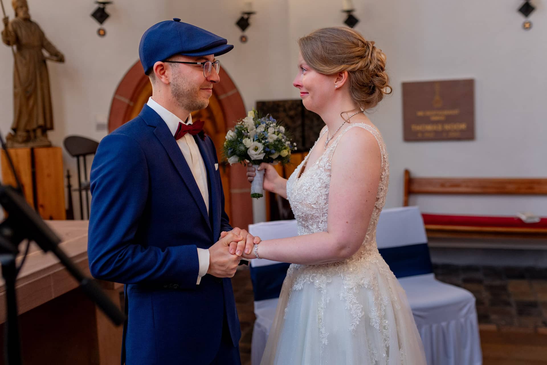 Hochzeit Weinheim Trauung Ulner Kapelle Brautpaar Altar.2KMGwjO9 Sandra und Dominic vor dem Altar der Ulner Kapelle Weinheim