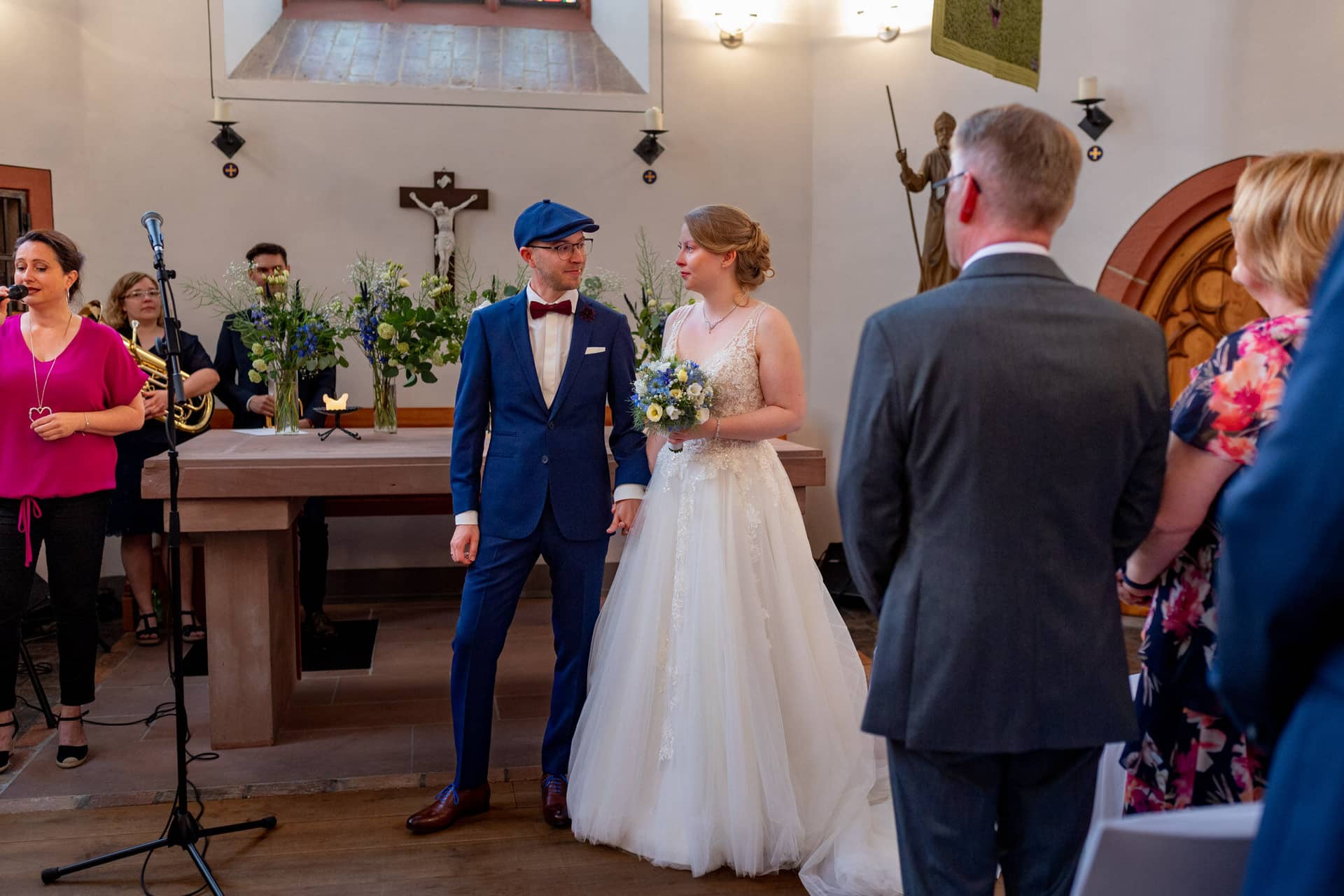 Hochzeit Weinheim Trauung Ulner Kapelle Gaeste.BYdDjg C Hochzeitsgäste verfolgen die Trauung in der Ulner Kapelle Weinheim