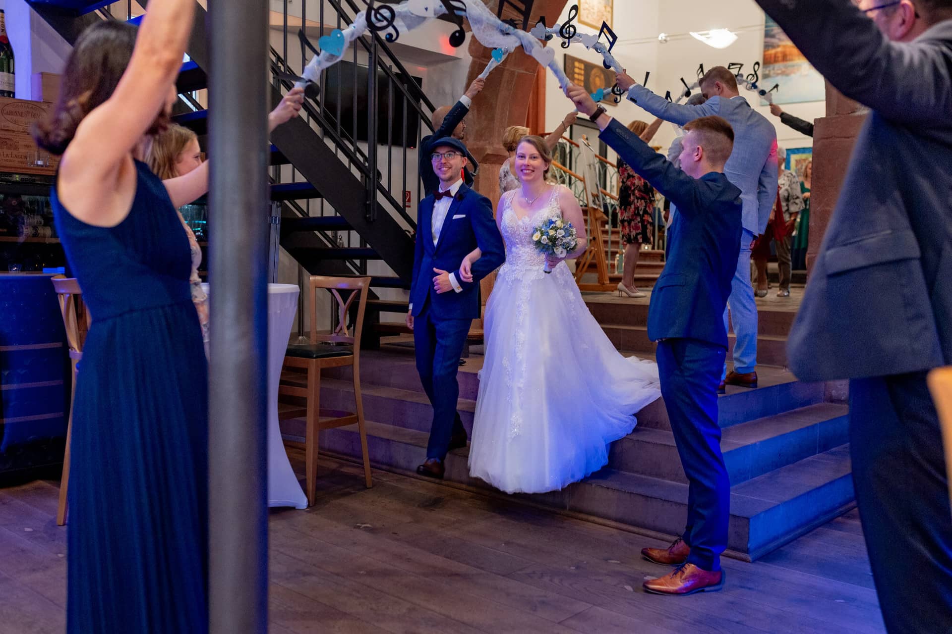 Hochzeit Weinheim Trauung Ulner Kapelle Gruppenfoto.B22Fb85X Gruppenfoto der Hochzeitsgesellschaft vor der Ulner Kapelle Weinheim