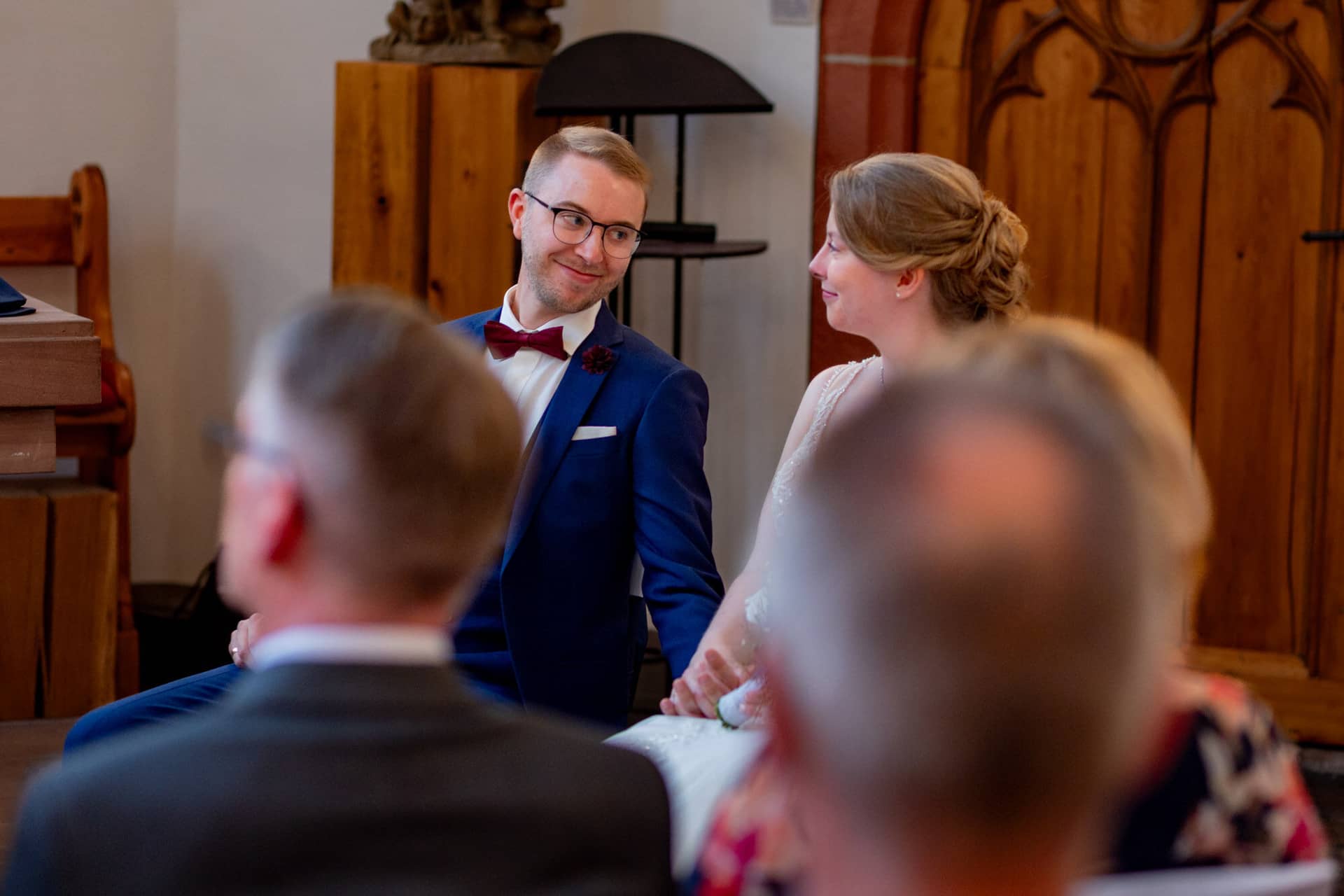 Hochzeit Weinheim Trauung Ulner Kapelle Kuss.BH7Q02OY Erster Kuss von Sandra und Dominic als Ehepaar in der Ulner Kapelle Weinheim