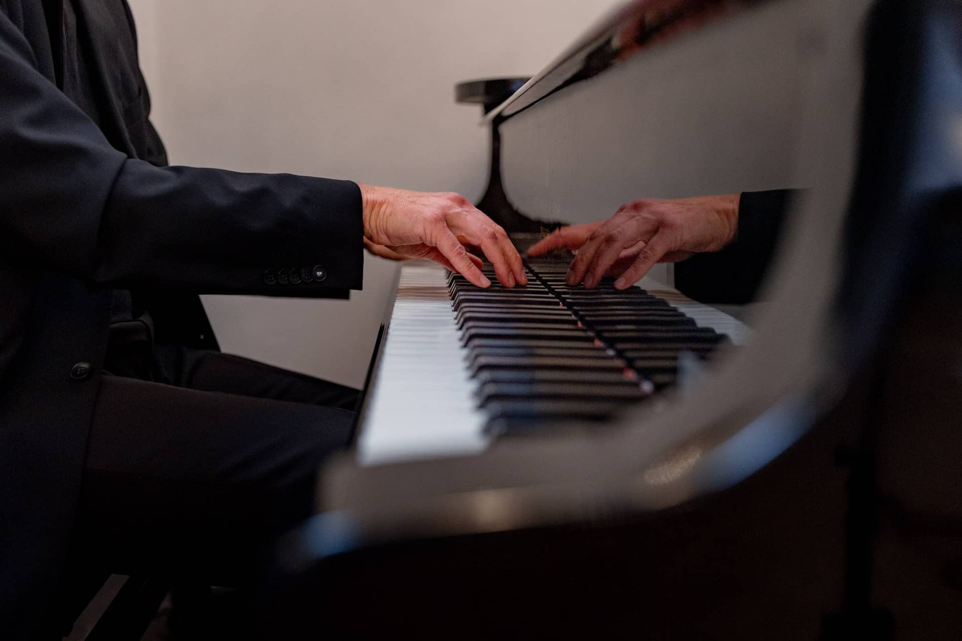 Hochzeit Weinheim Trauung Ulner Kapelle Ringwechsel.DPe1OIT3 Ringwechsel von Sandra und Dominic in der Ulner Kapelle Weinheim