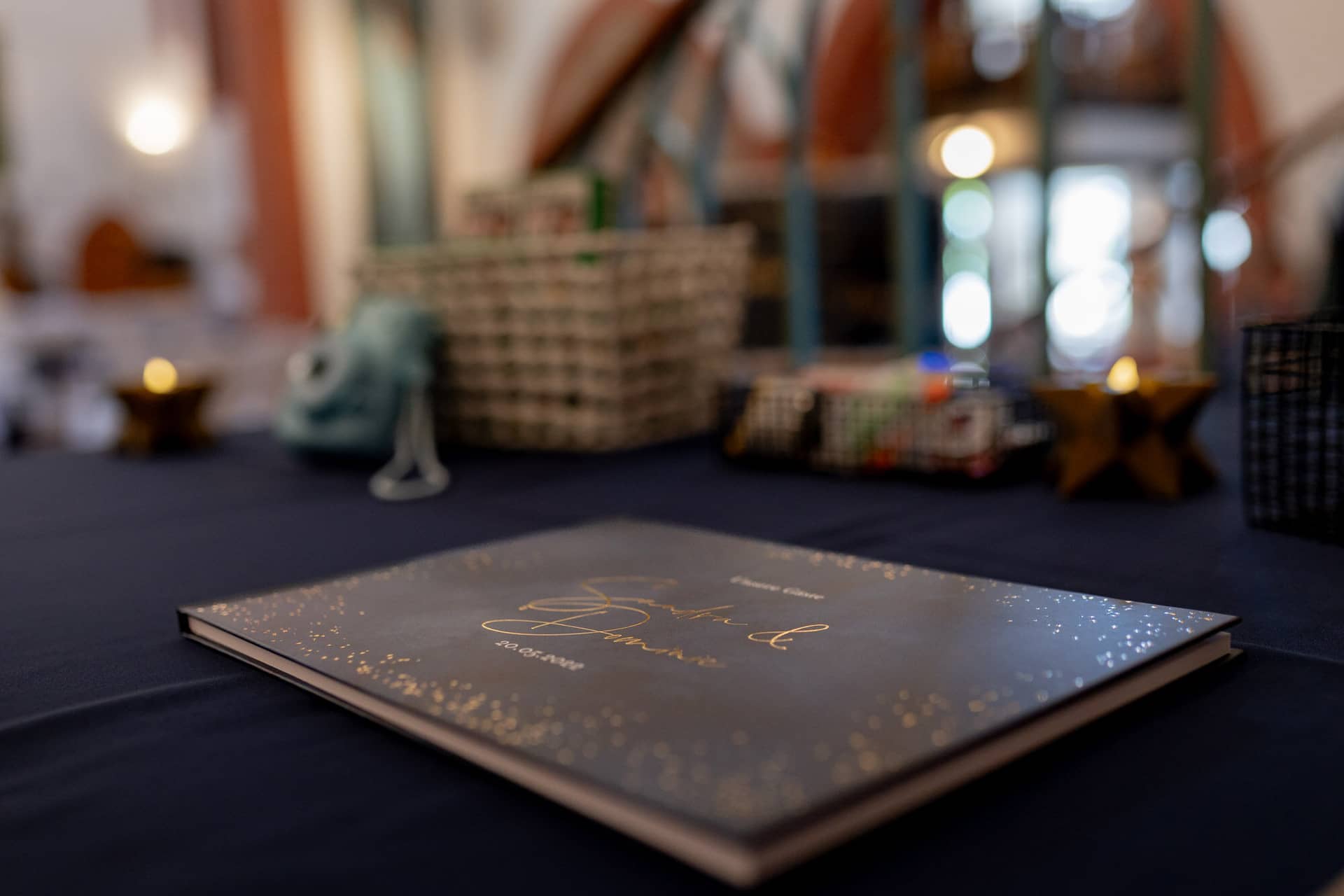 Hochzeit Weinheim Ulner Kapelle Blumenschmuck.KVEg6cnL Blumenschmuck an den Bänken der Ulner Kapelle Weinheim