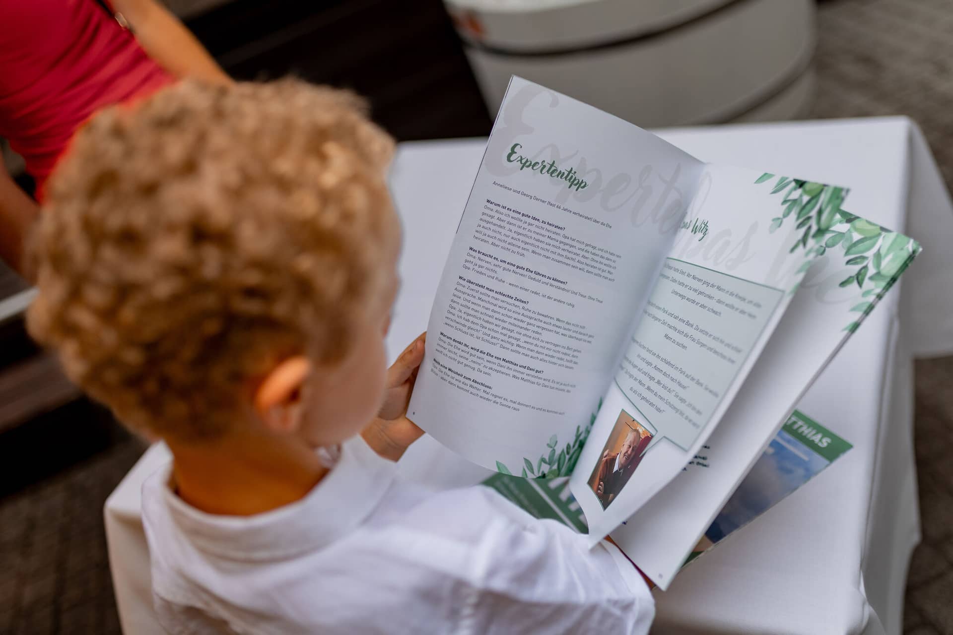 Hochzeitsfotograf Karlsruhe Daniela Matthias 20230819 15 06 32 4K8A6534.LTJNQHoq Brautpaar steht lächelnd vor einem Blumenhintergrund bei der Zeremonie in der Cantina Majolika Karlsruhe