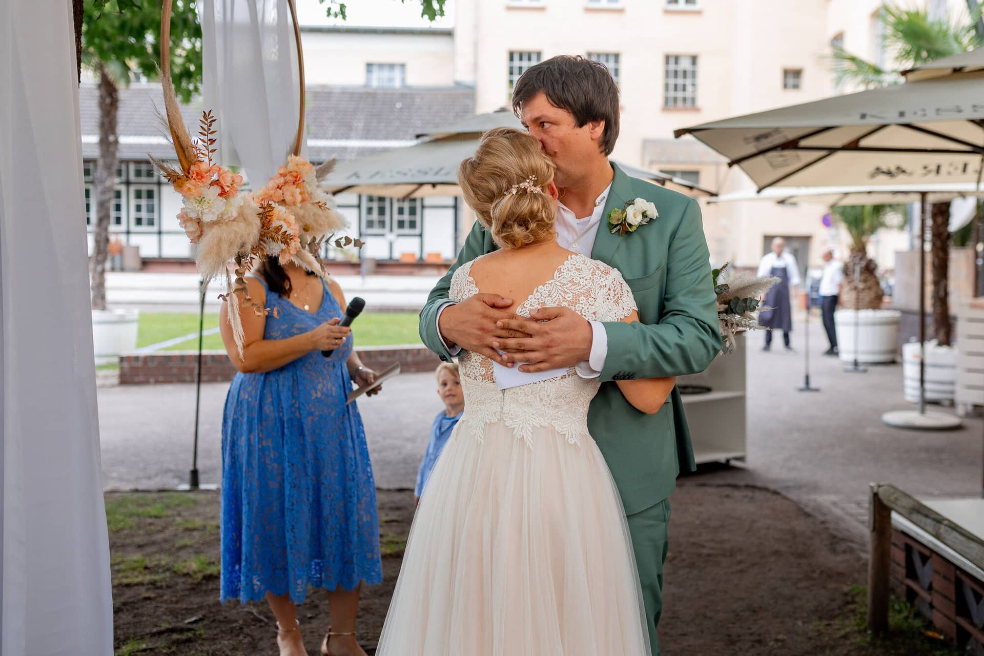 Hochzeitsfotograf Karlsruhe Daniela Matthias 20230819 15 35 57 4K8A7477.B YY3TEb Erster Kuss als Ehepaar: Brautpaar küsst sich innig unter weißem Trauungszelt in der Cantina Majolika