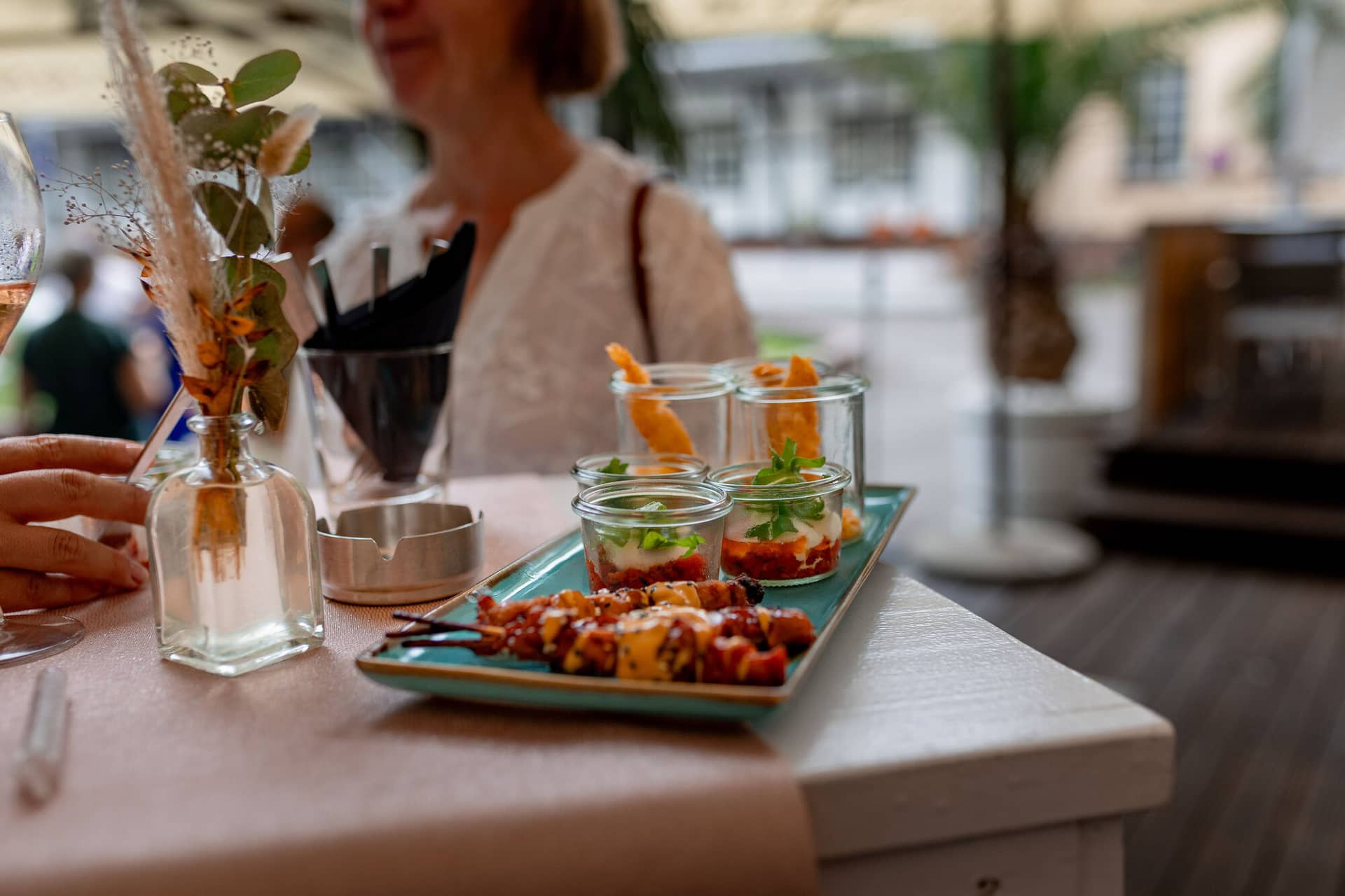 Hochzeitsfotograf Karlsruhe Daniela Matthias 20230819 15 56 00 4K8A8729.UTSDc Hm Tablett mit Fingerfood und Wein beim Sektempfang nach der freien Trauung, Blumendekoration im Hintergrund