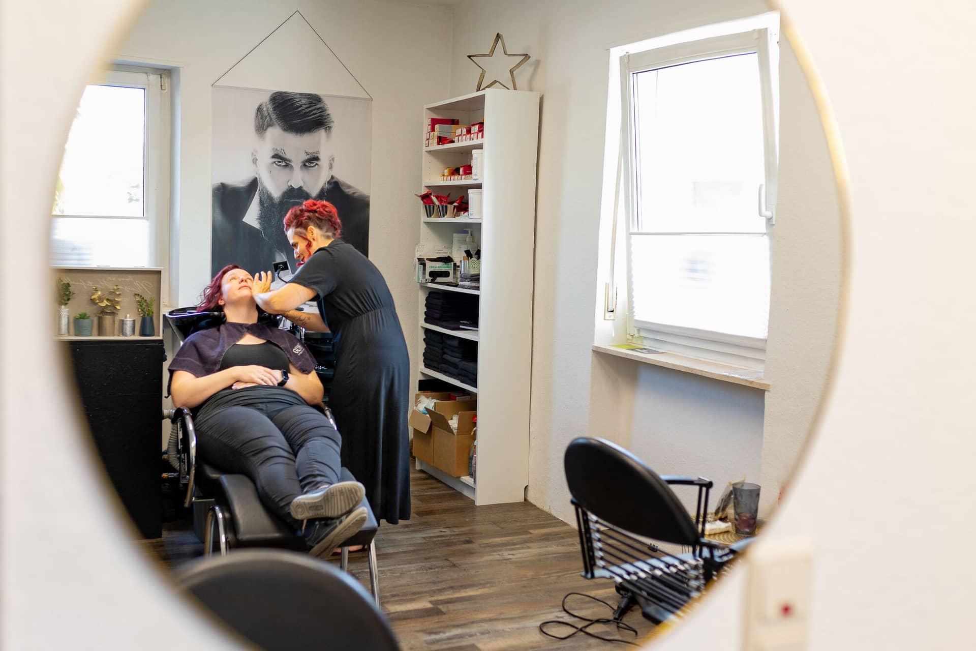 Hochzeitsfotograf Neustadt Hambacher Schloss Ruppertsberg Kellers Keller 01.DfPFnsXn Hochzeitsfotograf fotografiert Braut beim Getting Ready im Friseursalon durch runden Spiegel