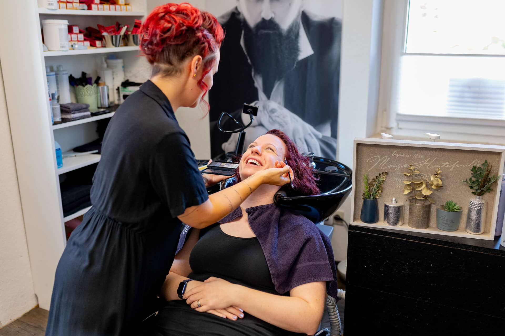 Hochzeitsfotograf Neustadt Hambacher Schloss Ruppertsberg Kellers Keller 02.CLplH0rO Braut lacht glücklich während des Haarewaschens im Friseursalon in Neustadt