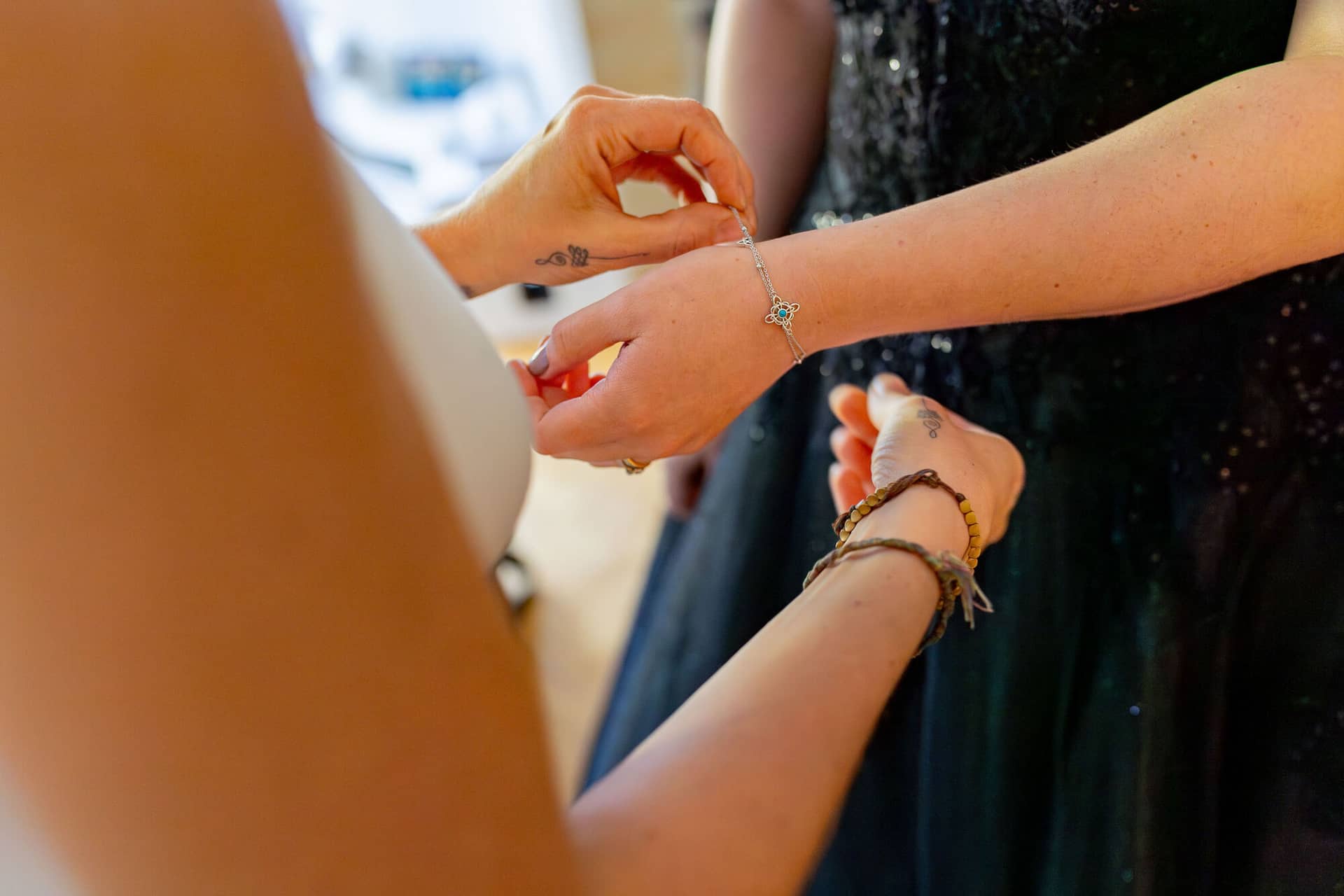Hochzeitsfotograf Neustadt Hambacher Schloss Ruppertsberg Kellers Keller 08.BbkVknO0 Detailaufnahme vom Anlegen des Brautarmbands mit filigranem Schmuck