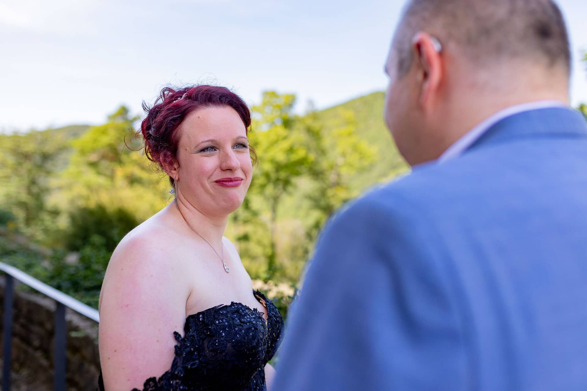 Hochzeitsfotograf Neustadt Hambacher Schloss Ruppertsberg Kellers Keller 13.DVnNWgXk Nahaufnahme Braut mit rotem Haarkranz blickt Bräutigam verliebt an vor Hambacher Schloss