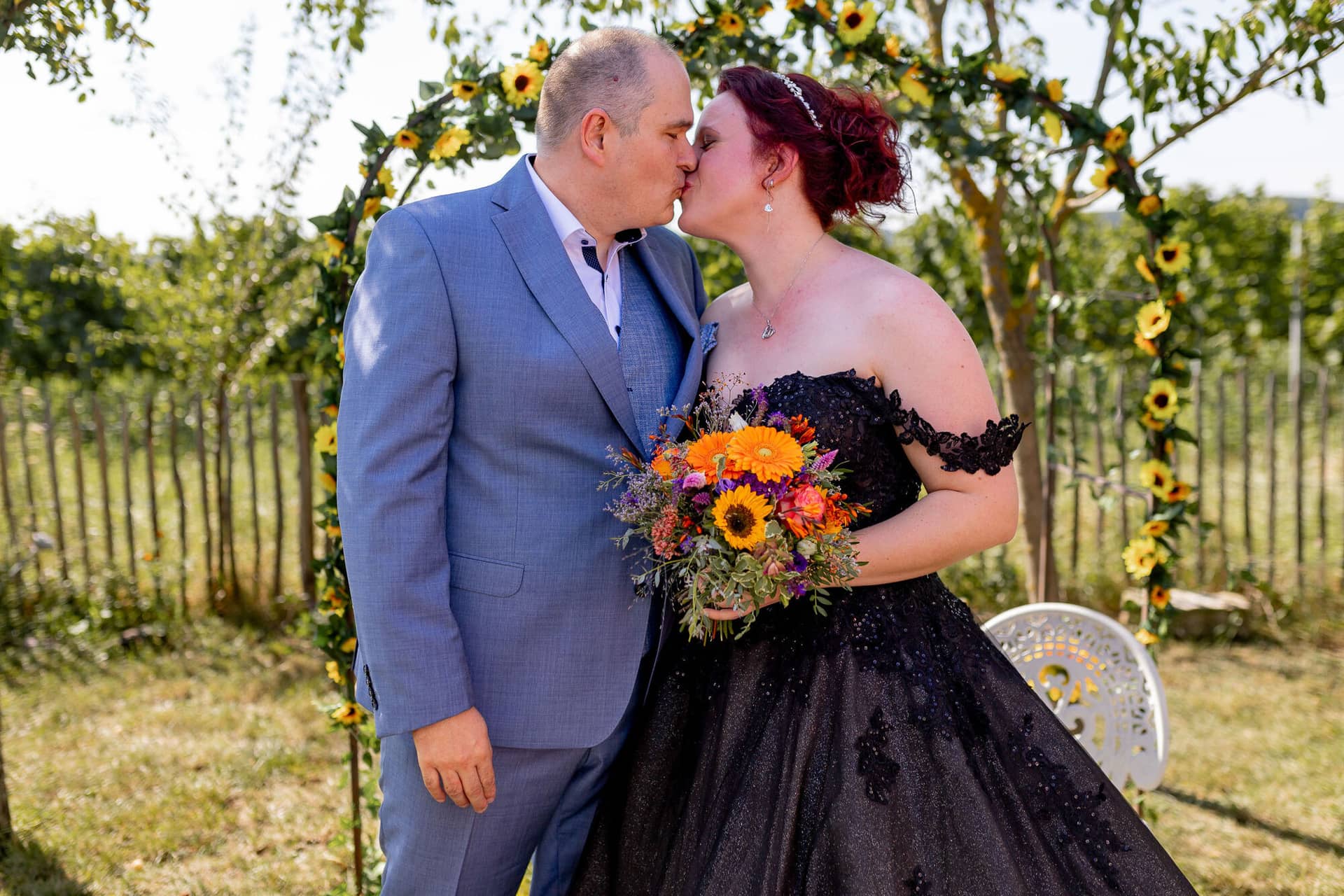 Hochzeitsfotograf Neustadt Hambacher Schloss Ruppertsberg Kellers Keller 24.6x5PRqHn Trauredner gestikuliert während unterhaltsamer Trauzeremonie vor Brautpaar