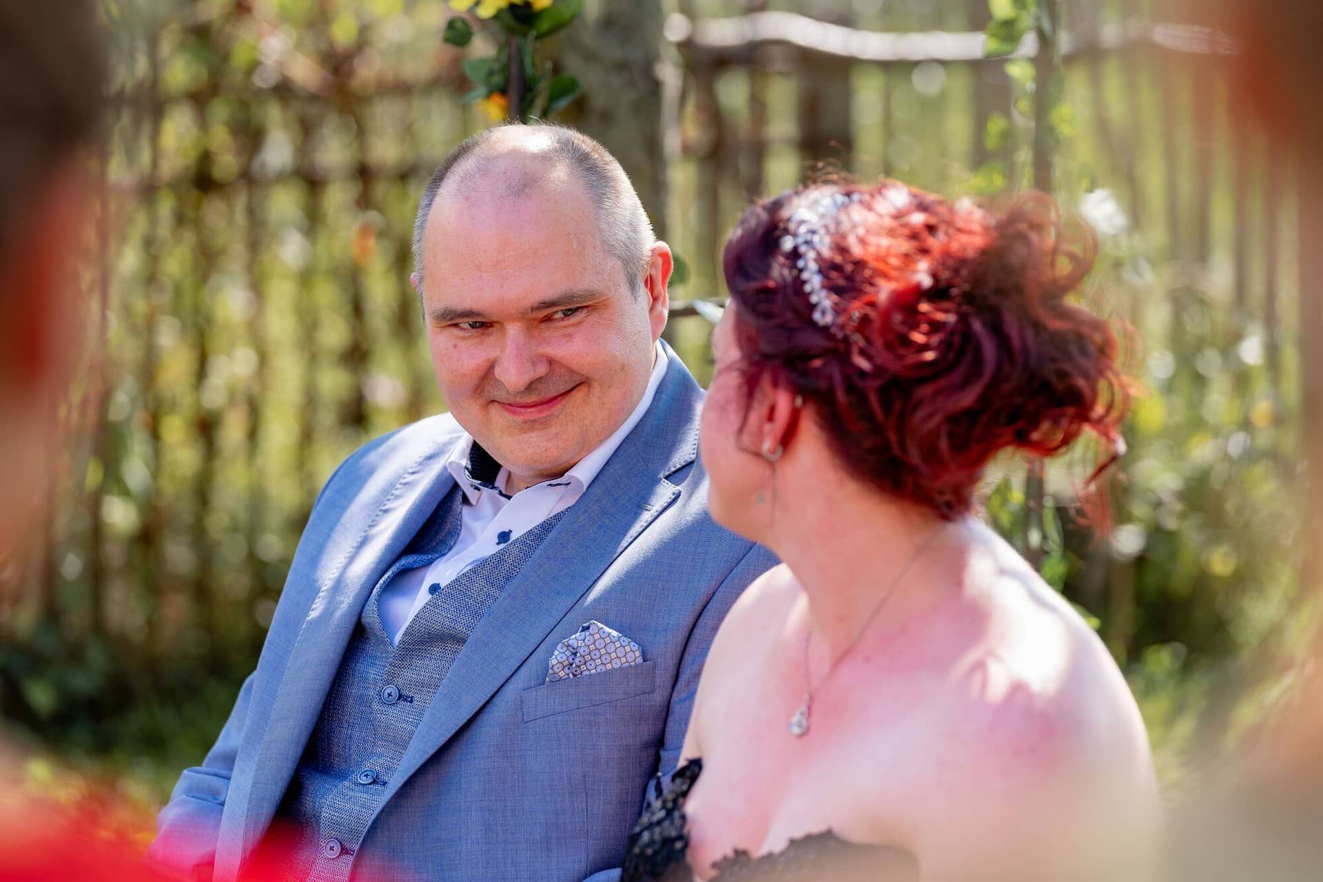 Hochzeitsfotograf Neustadt Hambacher Schloss Ruppertsberg Kellers Keller 25.C 6w34kH Gäste verfolgen gespannt die emotionale freie Trauung im Weinberg