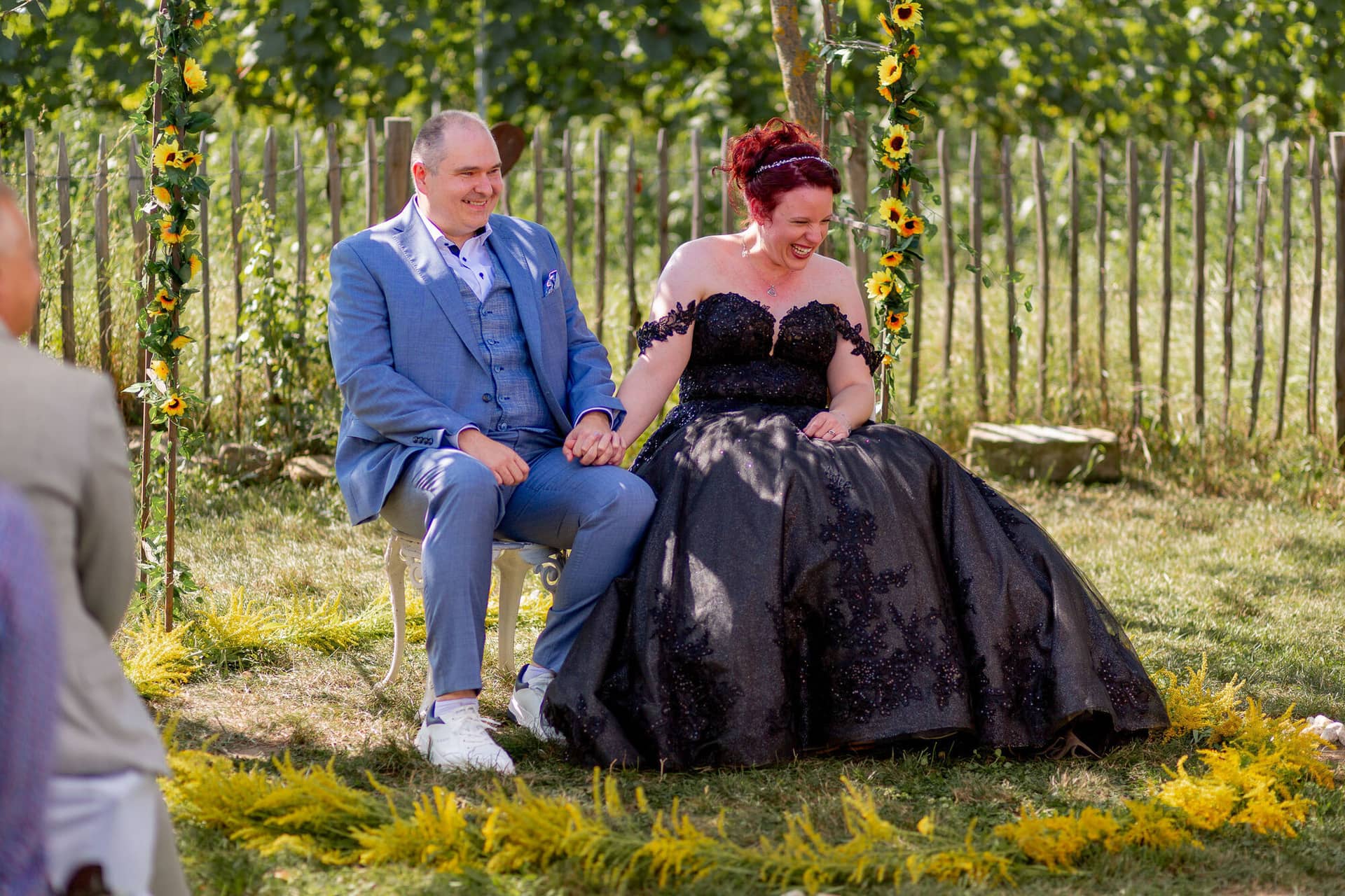 Hochzeitsfotograf Neustadt Hambacher Schloss Ruppertsberg Kellers Keller 26.DZBK0g4z Brautpaar Hand in Hand bei freier Trauung im Garten von Kellers Keller