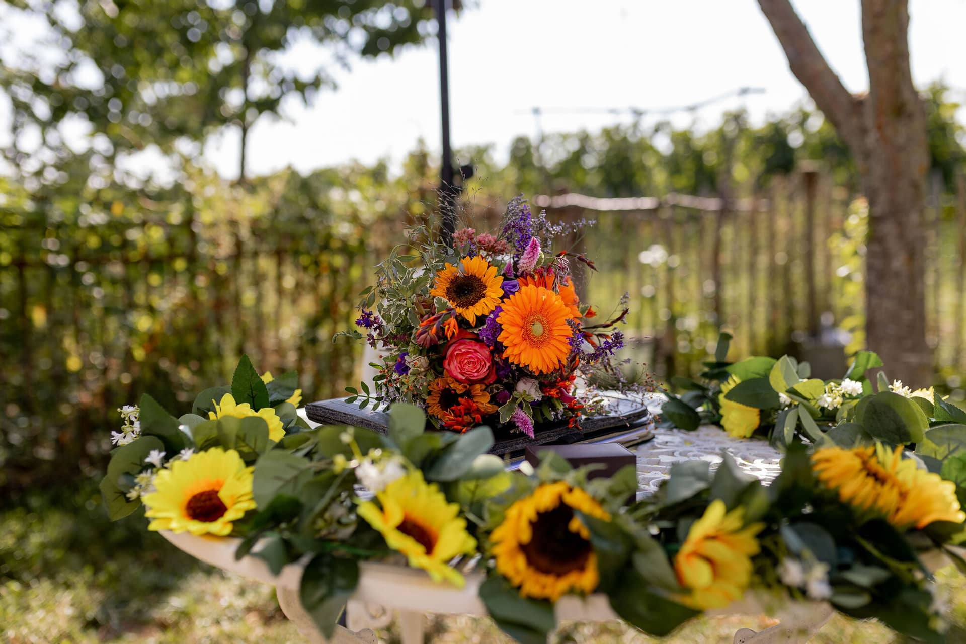 Hochzeitsfotograf Neustadt Hambacher Schloss Ruppertsberg Kellers Keller 27.X3fiH4jJ Luftaufnahme vom romantischen Hochzeitsgarten mit weißen Zelten und Lounge-Bereichen