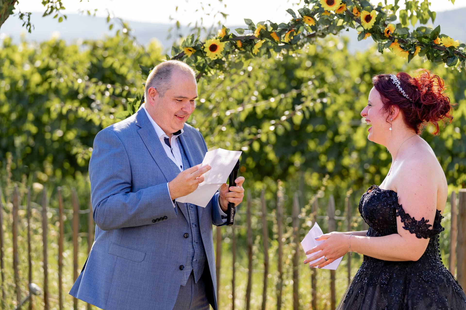 Hochzeitsfotograf Neustadt Hambacher Schloss Ruppertsberg Kellers Keller 29.9Ee5vwPH Brautpaar küsst sich unter Sonnenblumenbogen nach Ja-Wort bei freier Trauung